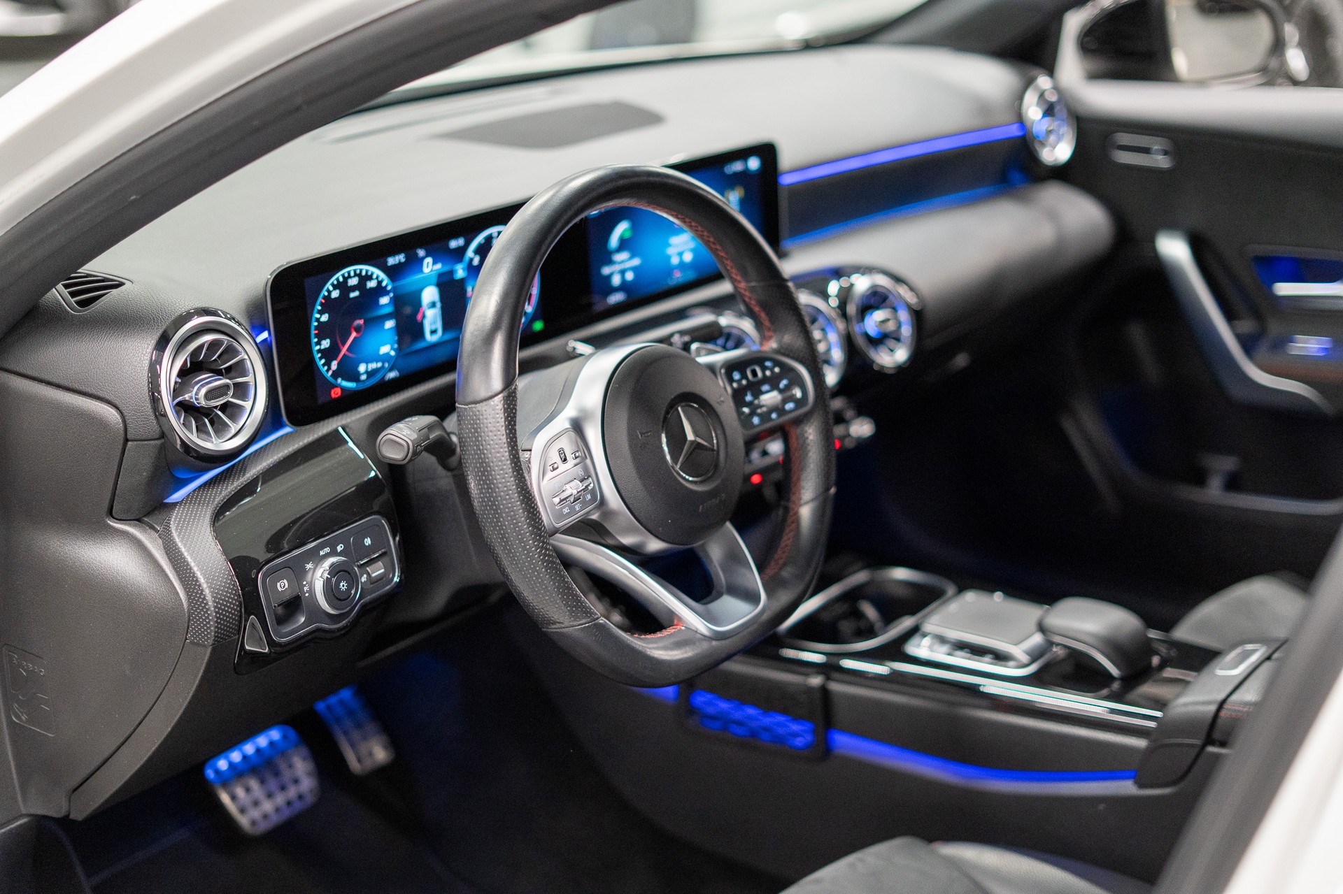 MERCEDES-BENZ A 180 d AMG Line Limousine / Rückfahrkamera / Ambientebeleuchtung / Sitzheizung-image-8