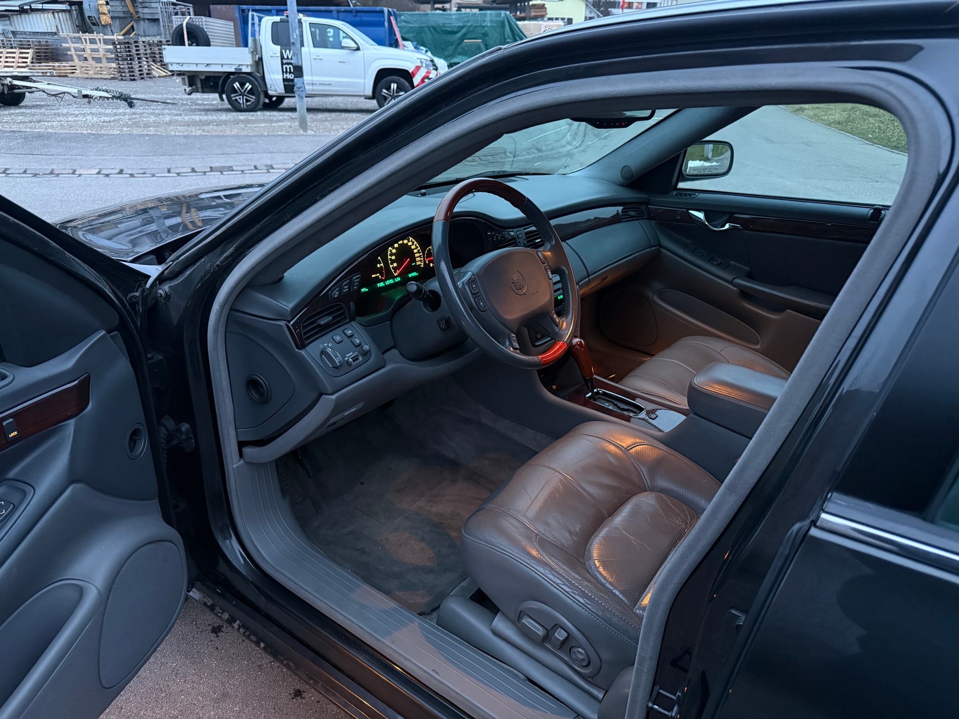 CADILLAC DTS-image-9