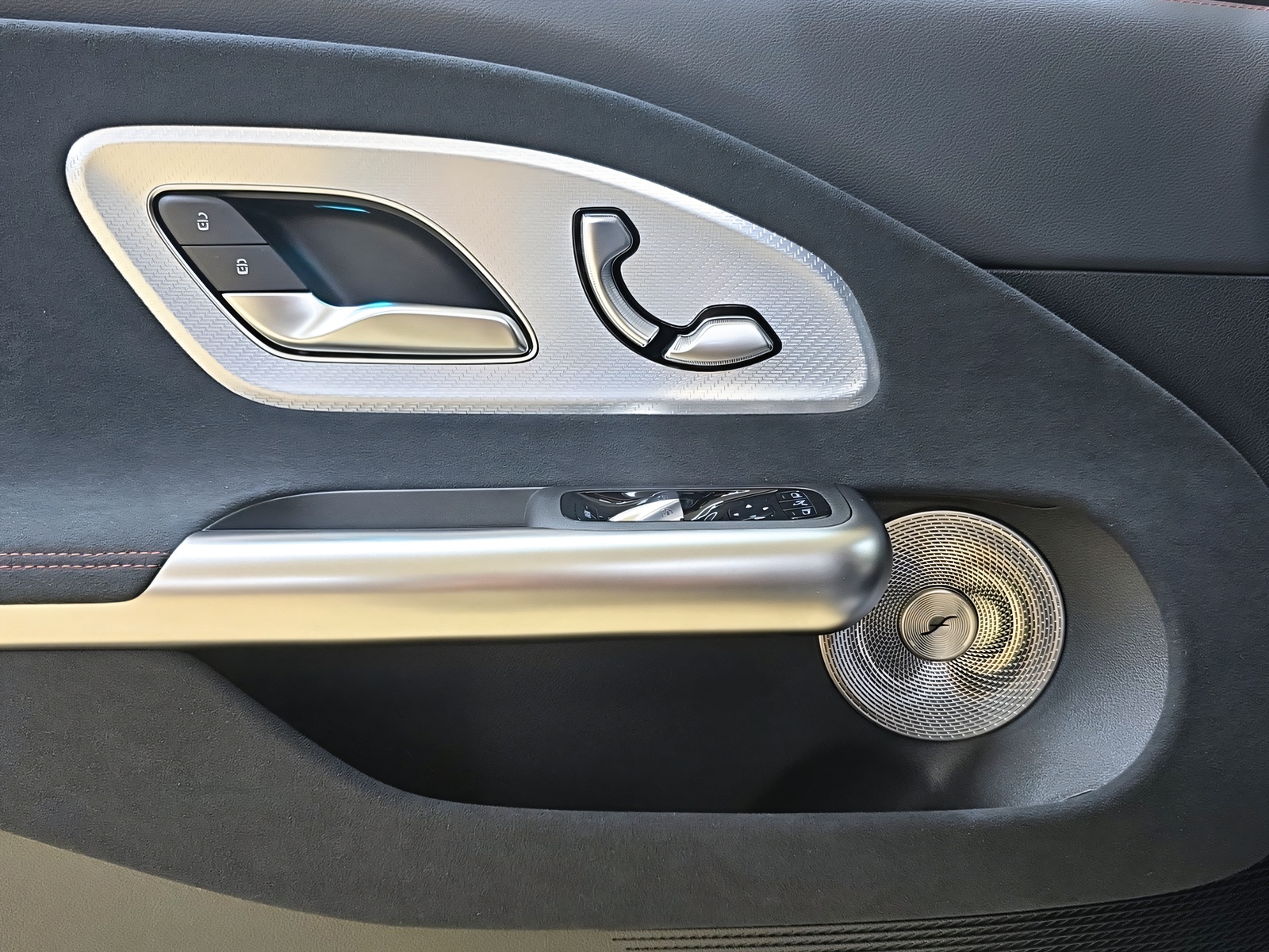 MERCEDES-BENZ CLA 350 4Matic Shooting Brake EQ-image-12