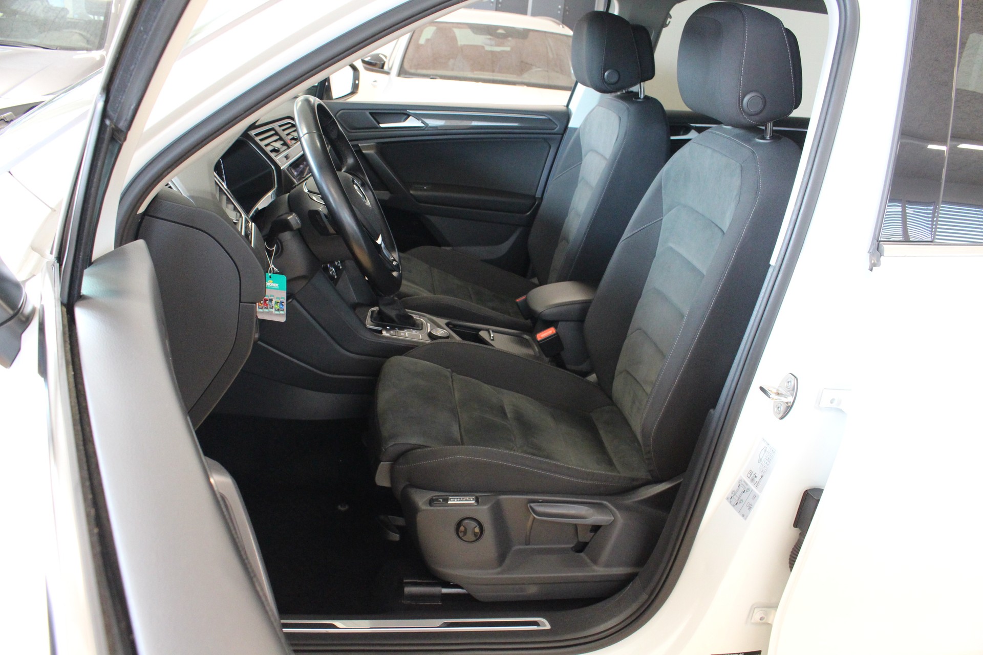 VW Tiguan Allspace 2.0 TDI SCR R-Line 4-Motion DSG 200PS*MFK 21.05.26 *7-Plätzer *elektr. Anhänherkupplung *Standheizung-image-9