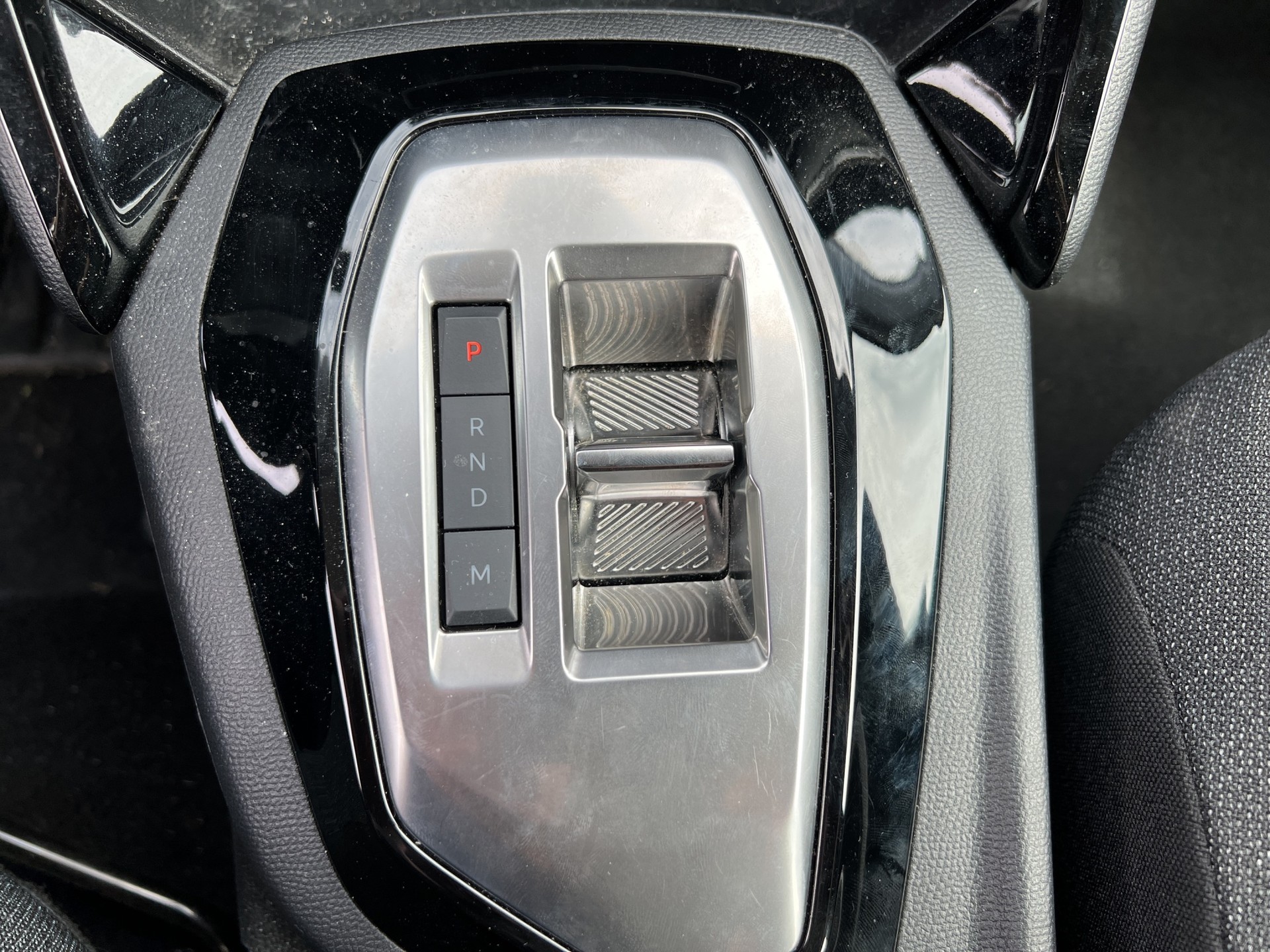 PEUGEOT 208 1.2 Hybrid Style-image-31