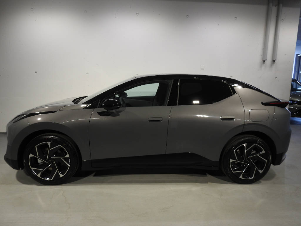 LYNK & CO 02-showroom-element-2