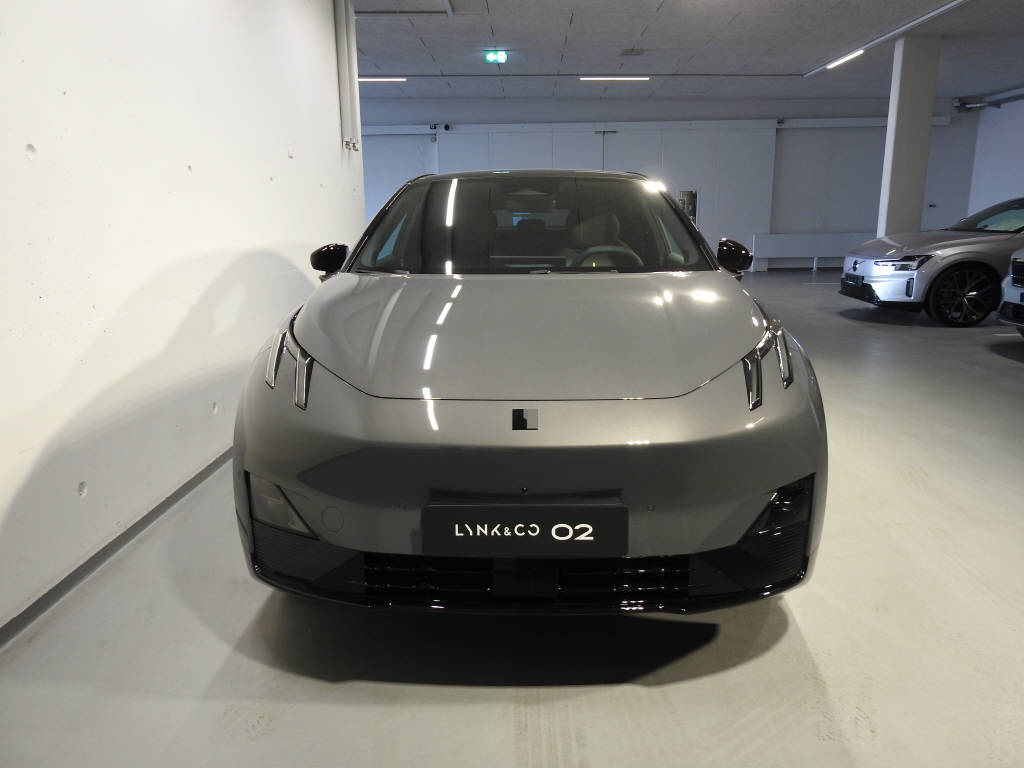 LYNK & CO 02-showroom-element-1