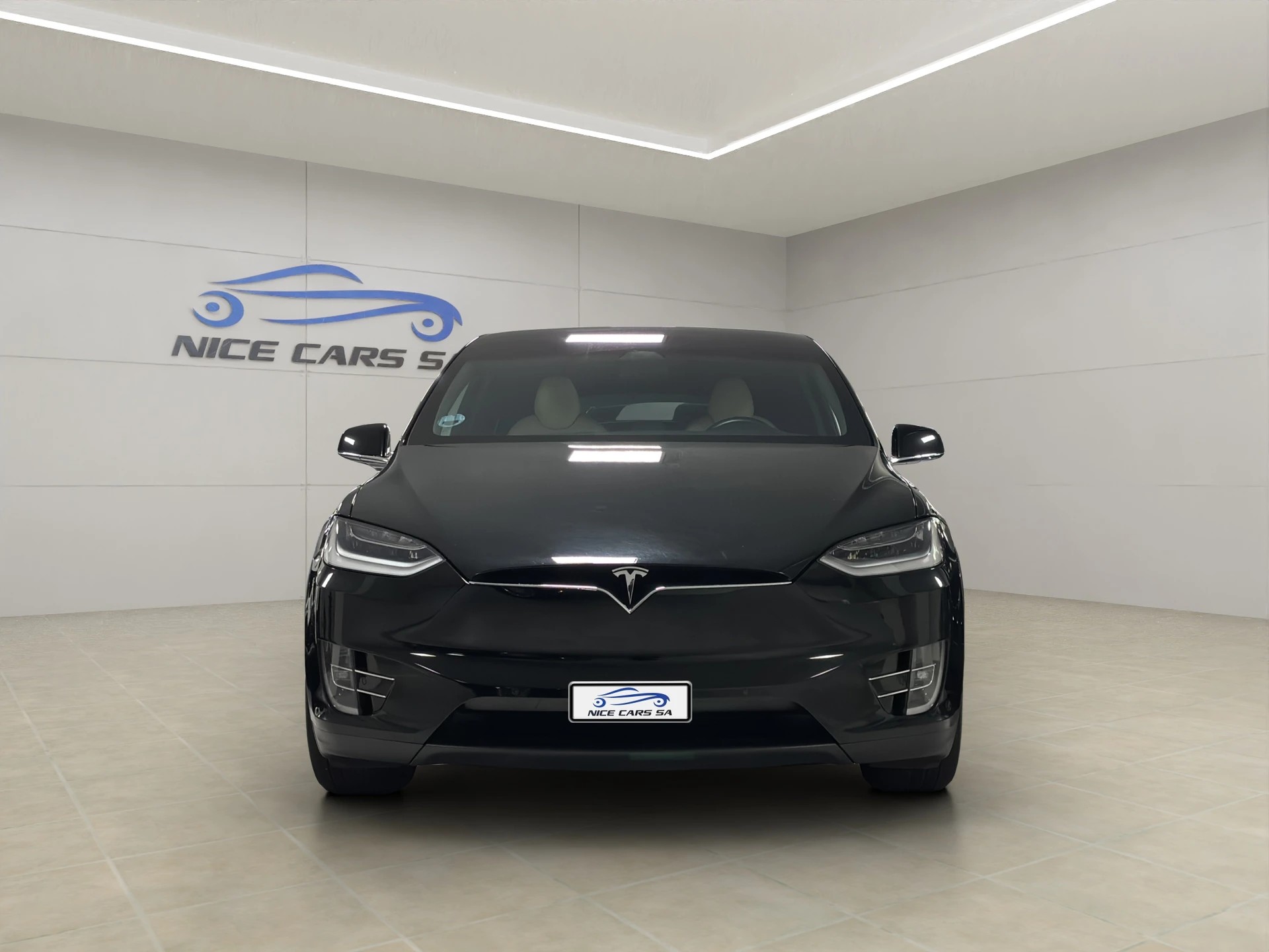 TESLA Model X Maximale-Reichweite-showroom-element-3