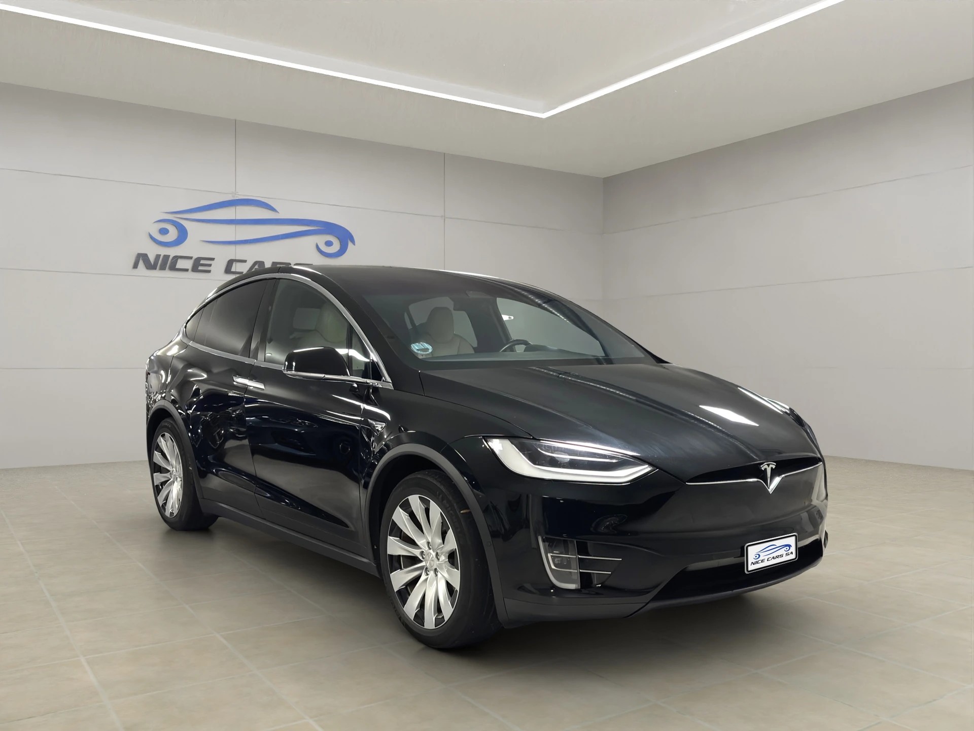 TESLA Model X Maximale-Reichweite-showroom-element-1