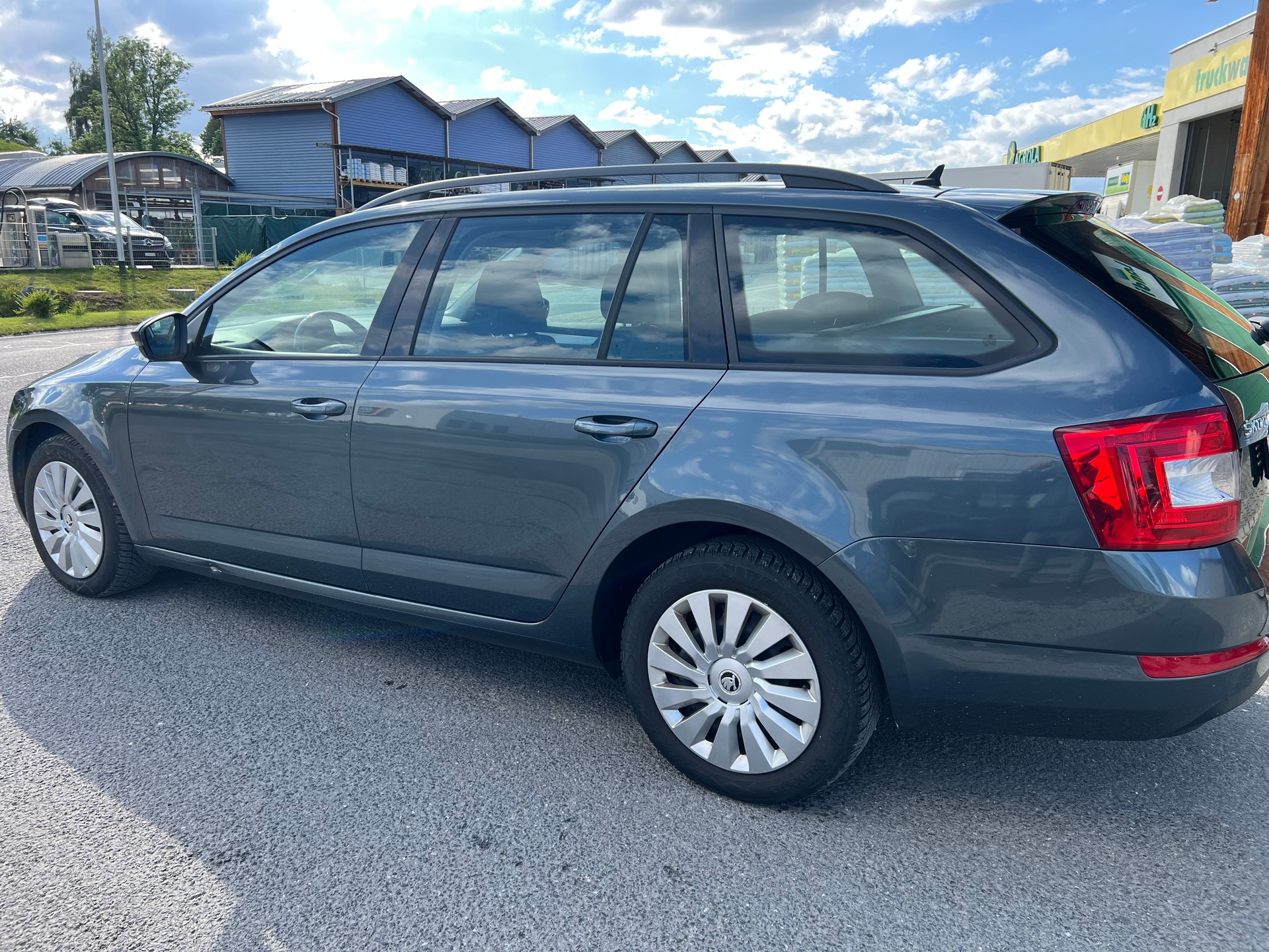 SKODA Octavia Combi 2.0 TDI Swiss Edition DSG-image-3