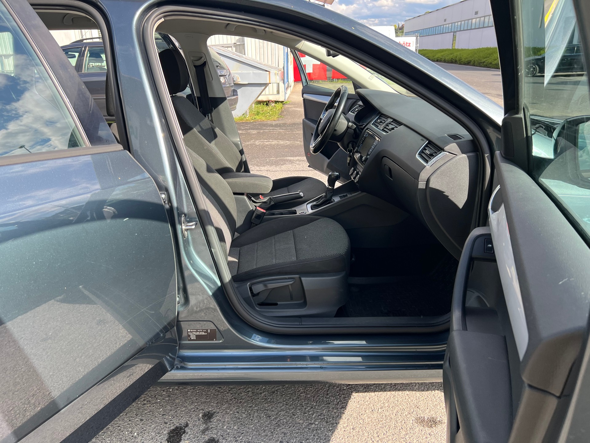 SKODA Octavia Combi 2.0 TDI Swiss Edition DSG-image-8