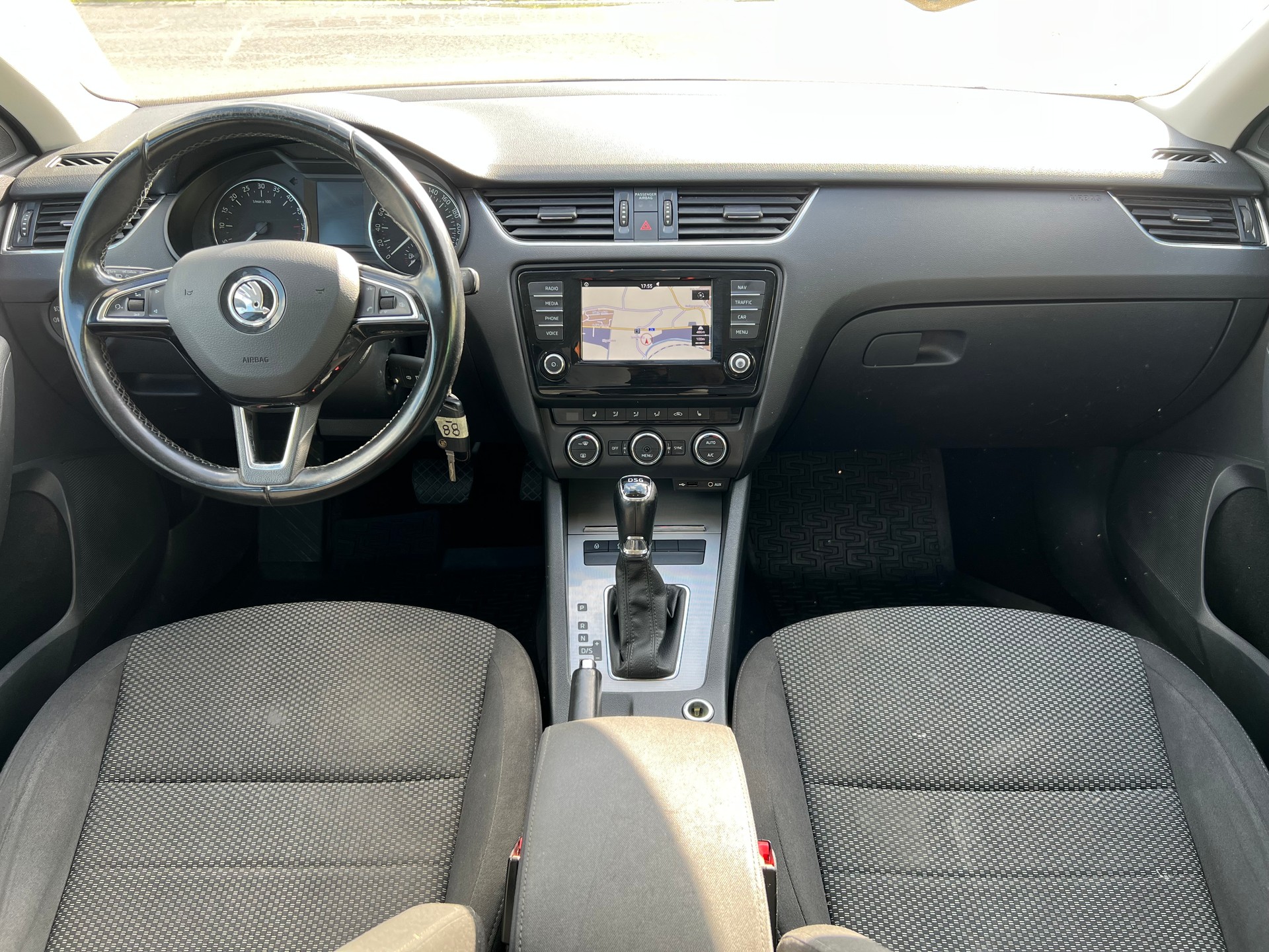 SKODA Octavia Combi 2.0 TDI Swiss Edition DSG-image-12
