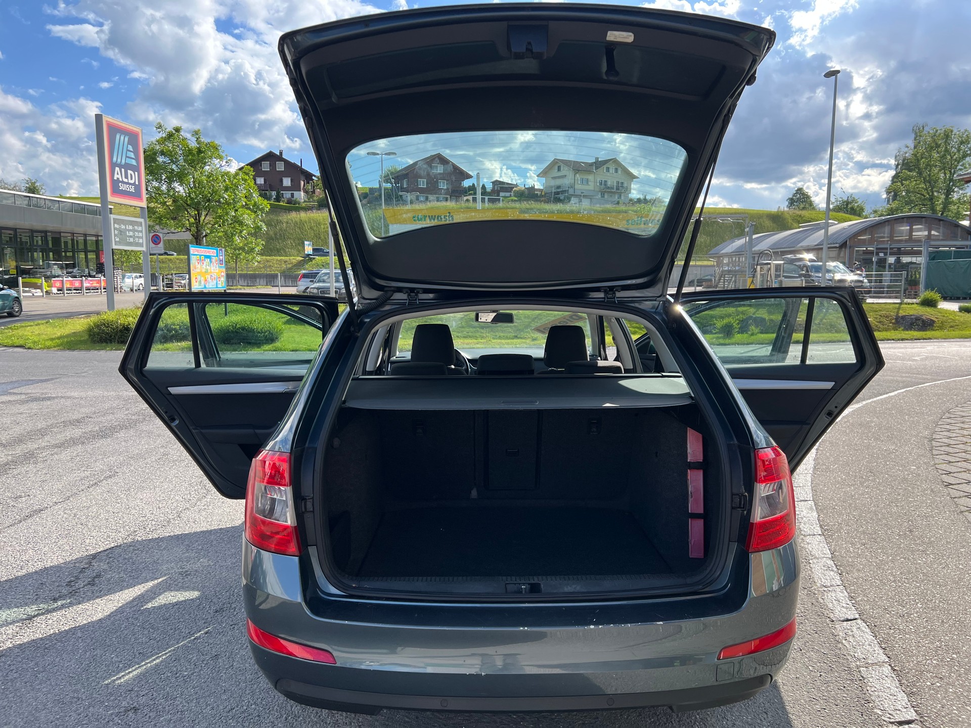 SKODA Octavia Combi 2.0 TDI Swiss Edition DSG-image-11