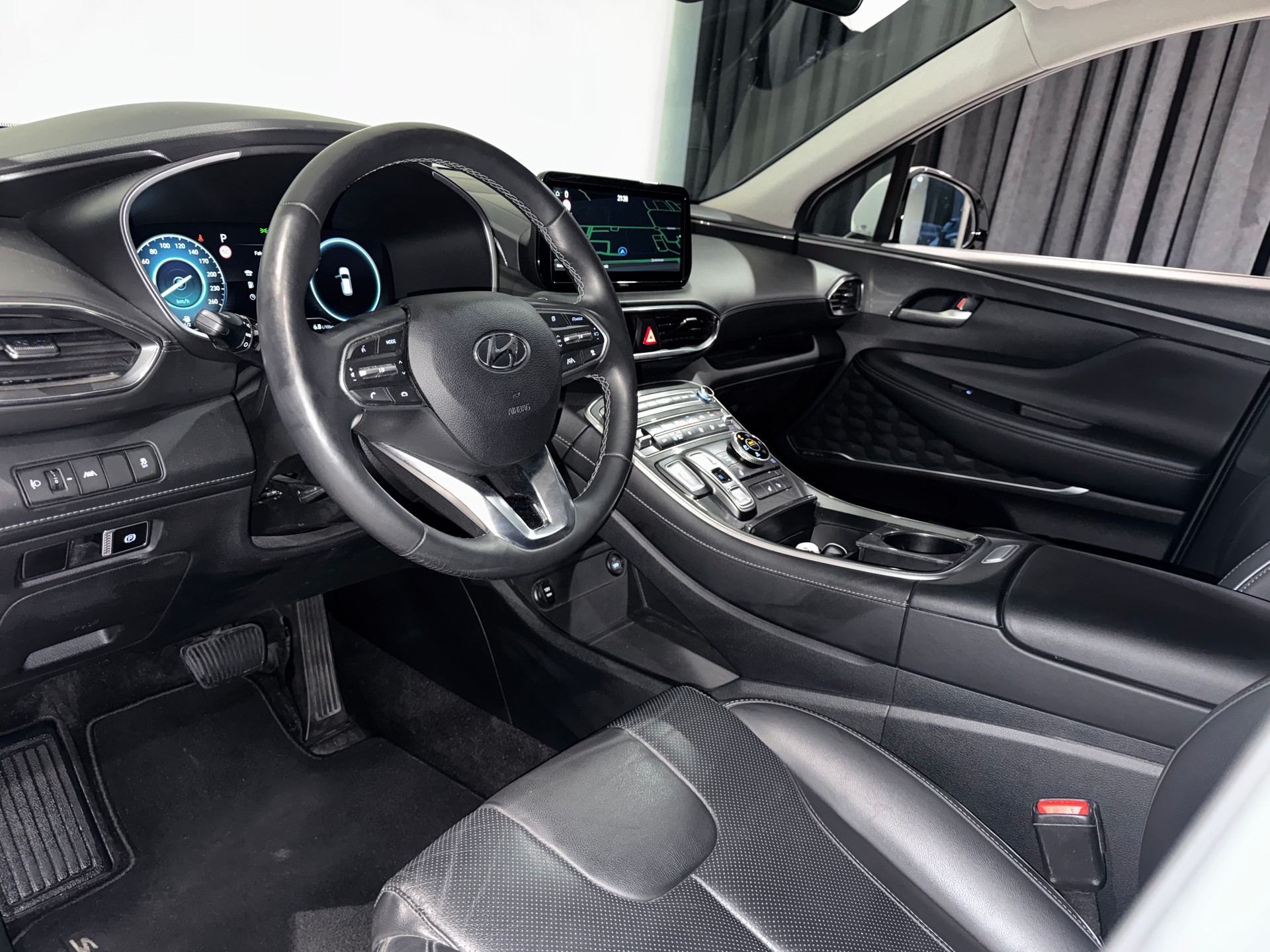 HYUNDAI Santa Fe 1.6 T-GDi HEV Amplia 4WD Automatic | 1.Hand | Inkl. Dachbox | Werksgarantie |-image-11