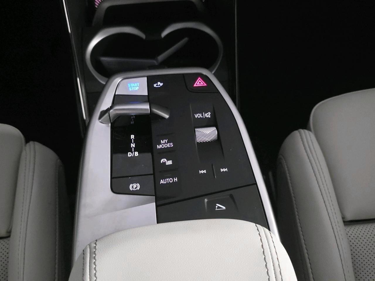 BMW iX1 30 xDrive-image-5