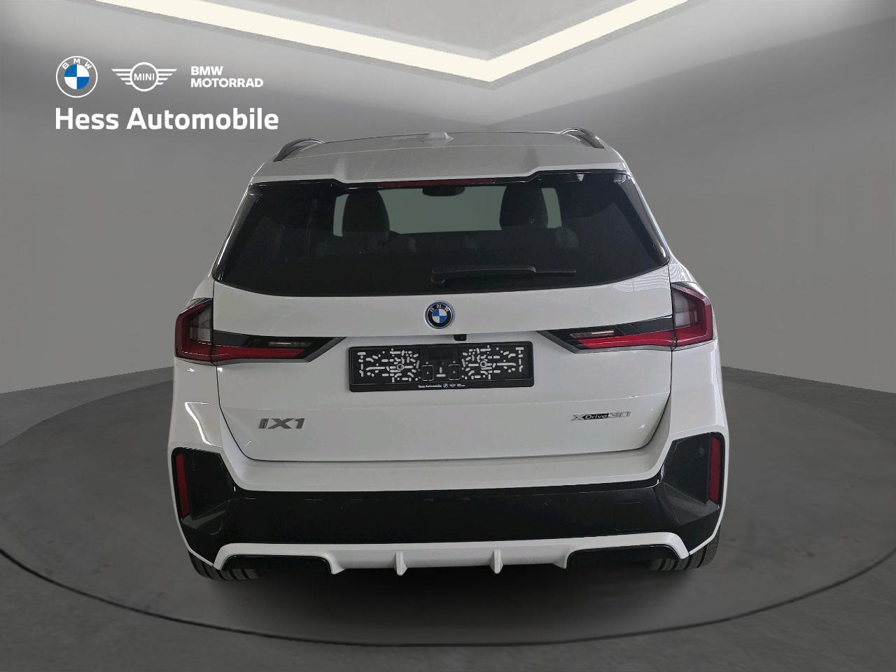BMW iX1 30 xDrive-image-4