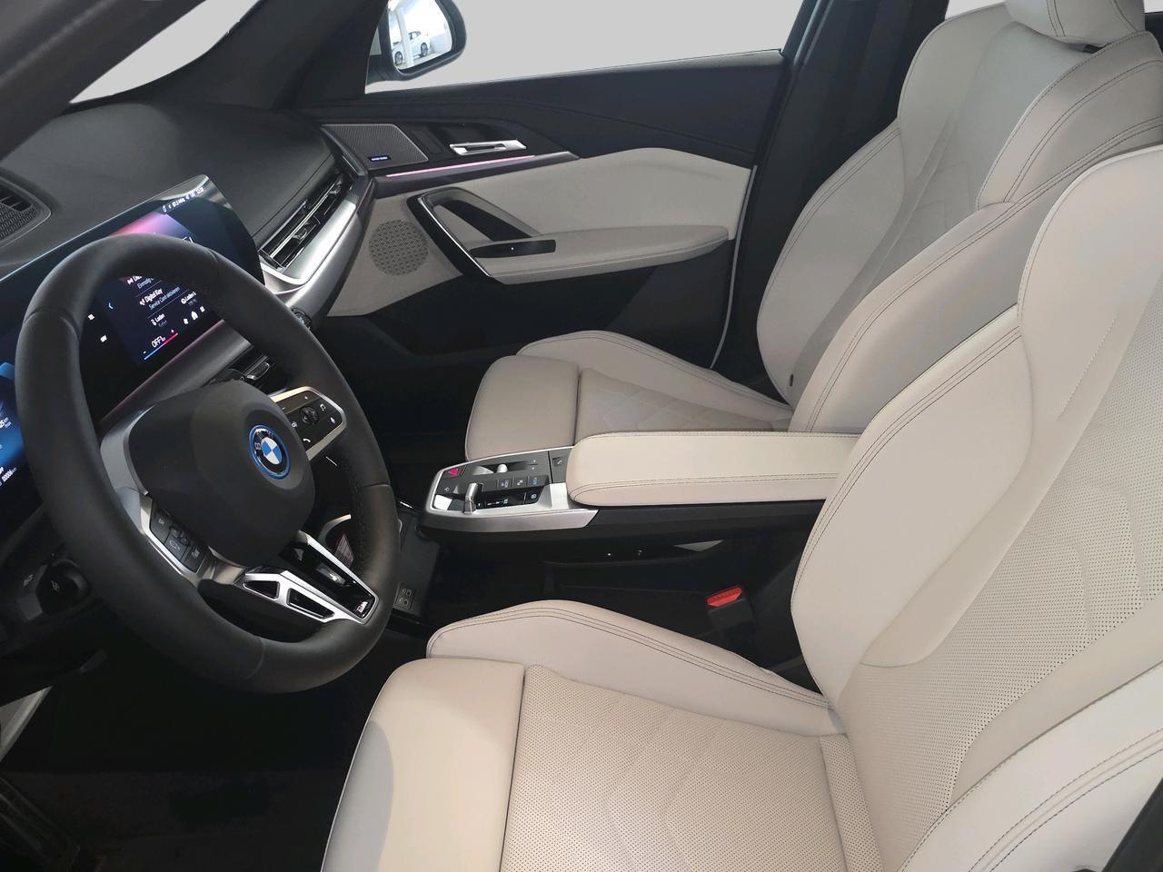 BMW iX1 30 xDrive-image-7