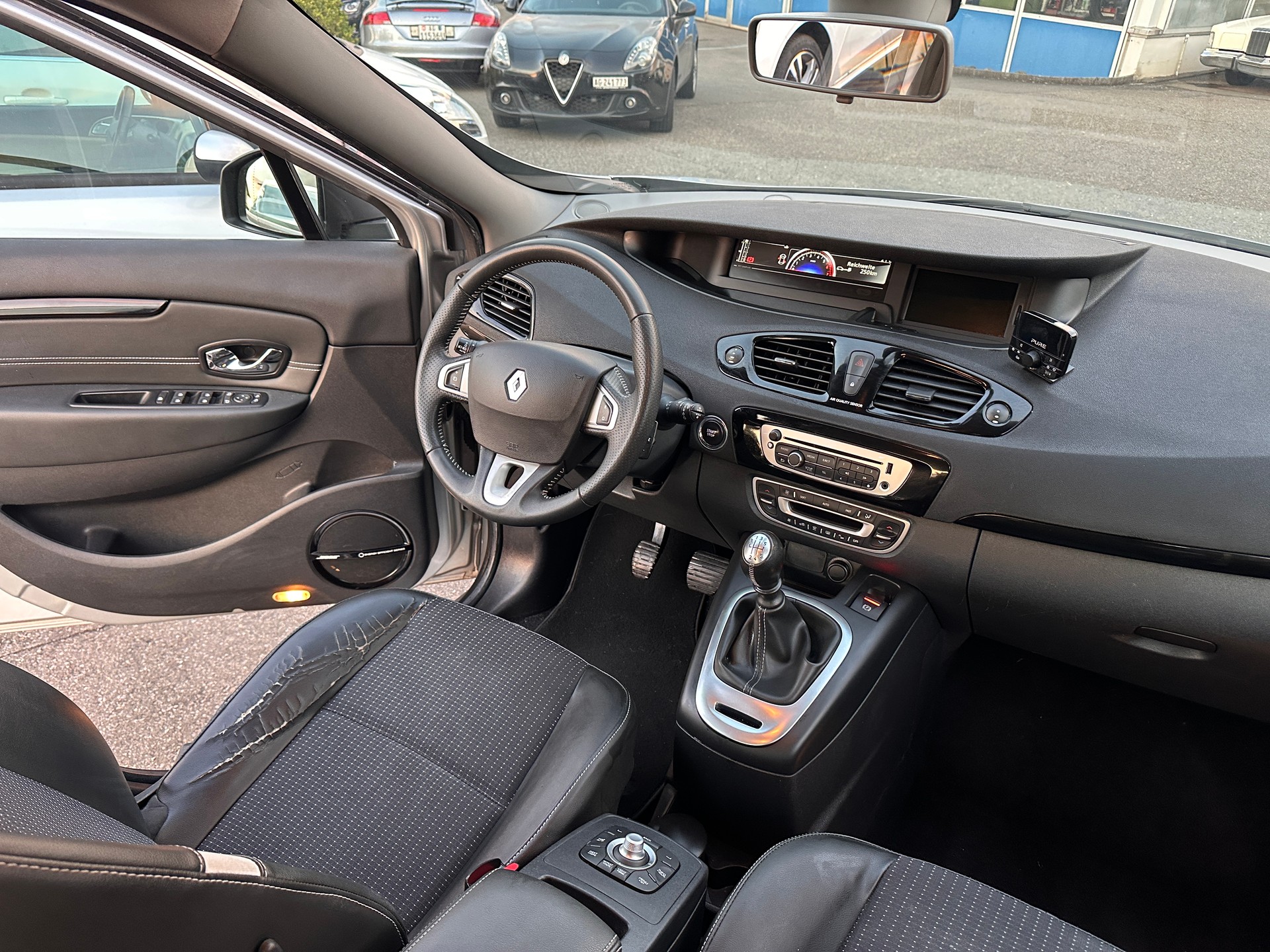 RENAULT Scénic 1.4 16V Turbo Bose-showroom-element-2