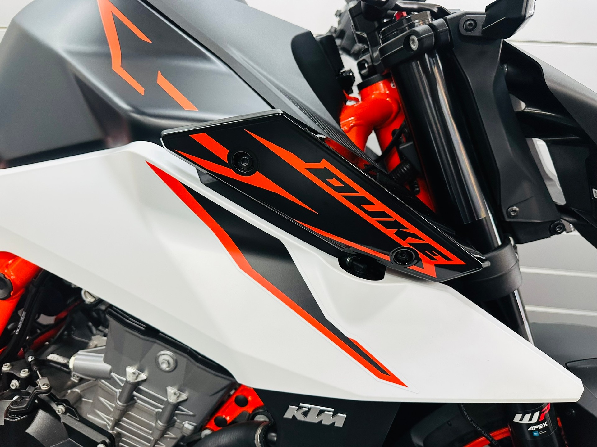 KTM 990 Duke R-image-1