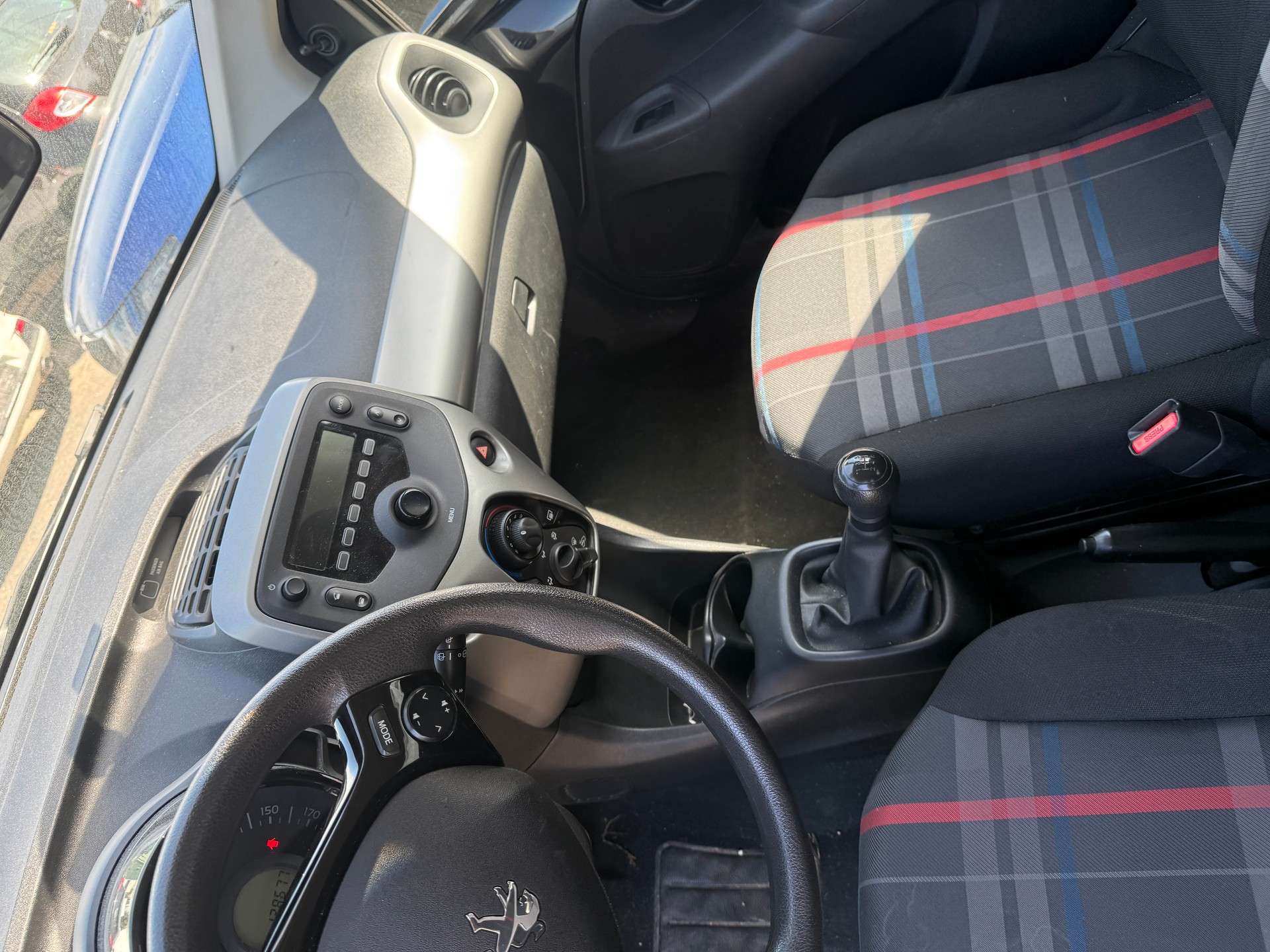 PEUGEOT 108 1.2 VTi Féline Top-image-9