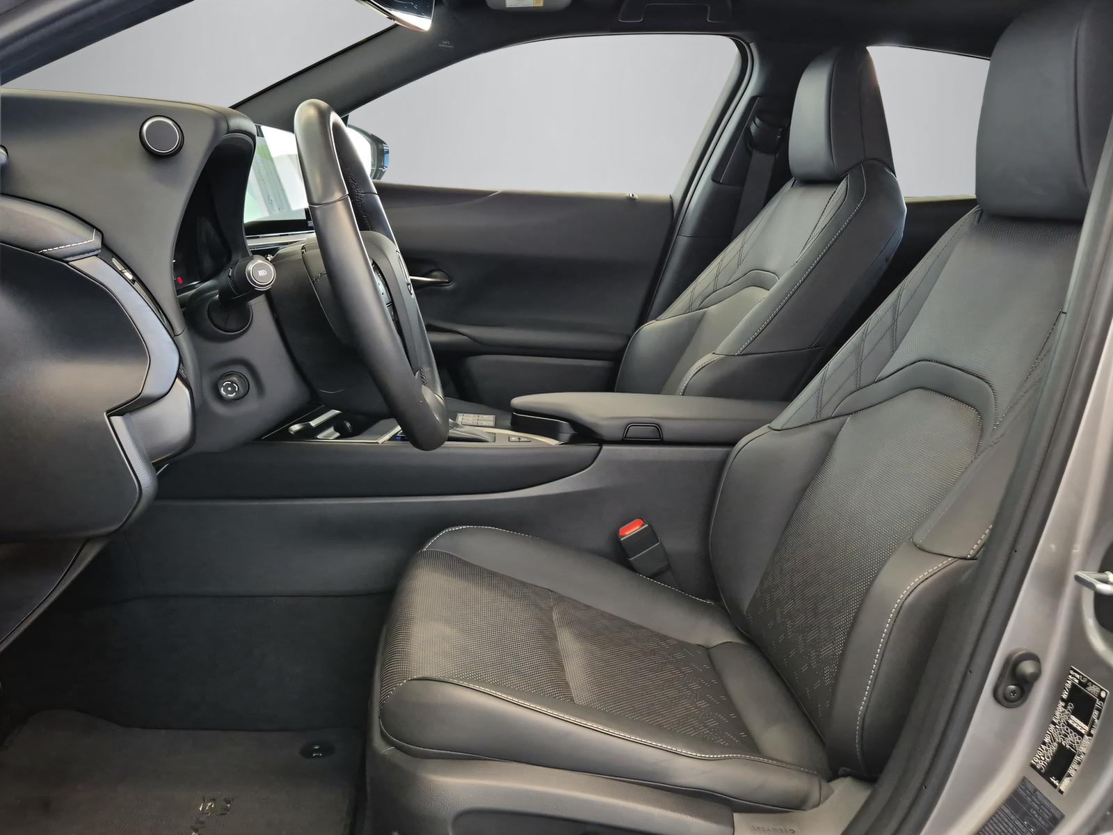 LEXUS UX 250h Excellence-showroom-element-3