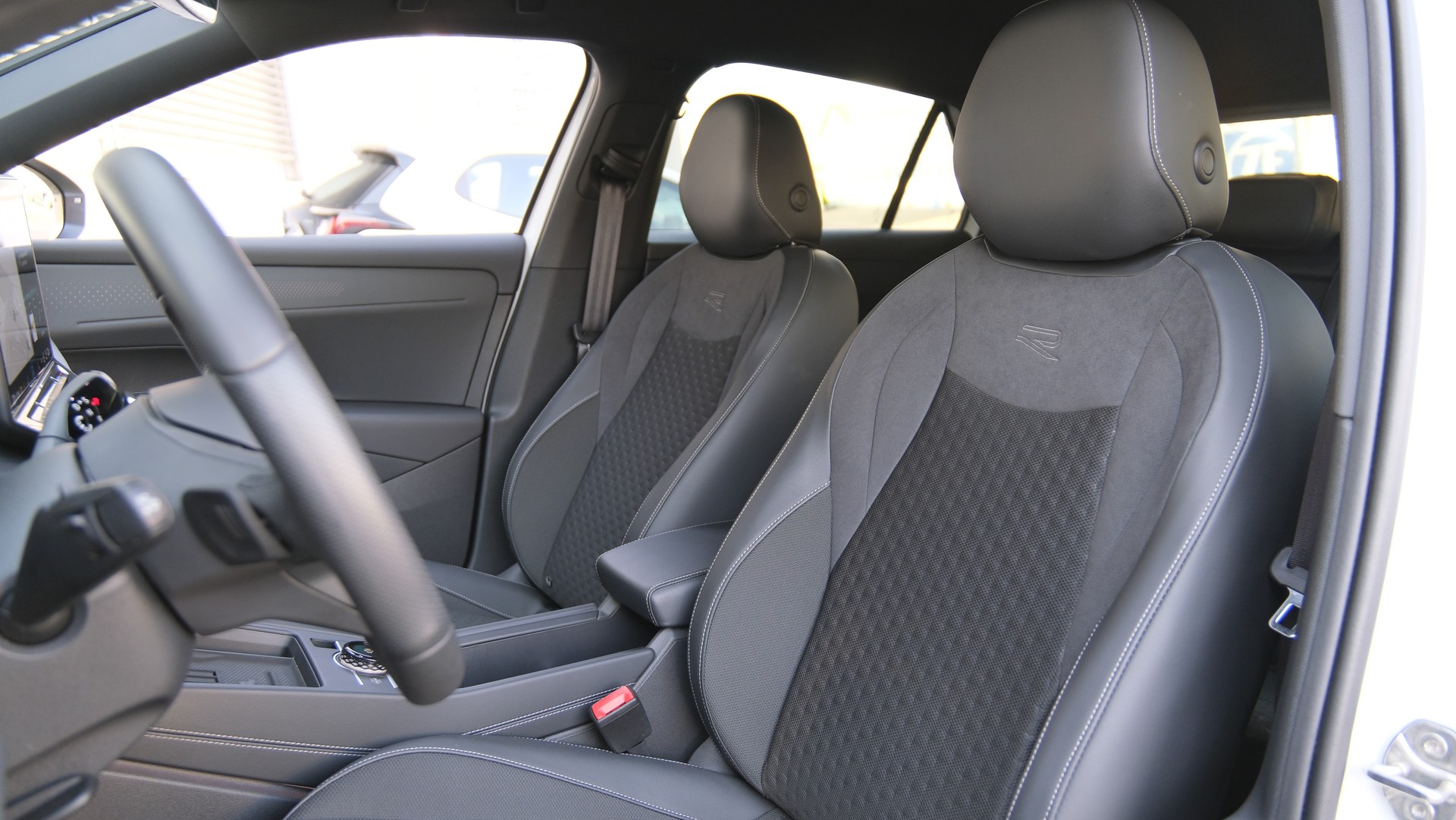 VW T-Roc 1.5 eTSI mHEV R-Line DSG "Black Style "-image-6