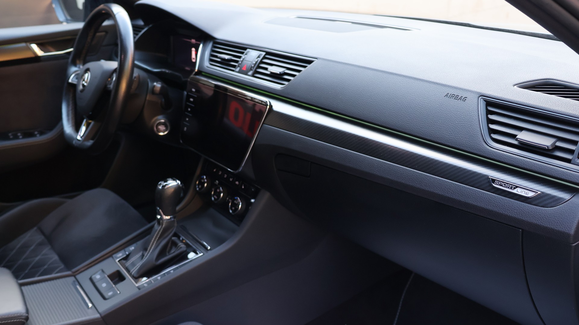 SKODA Superb Combi 2.0 TDi SportLine 4x4 DSG-image-19