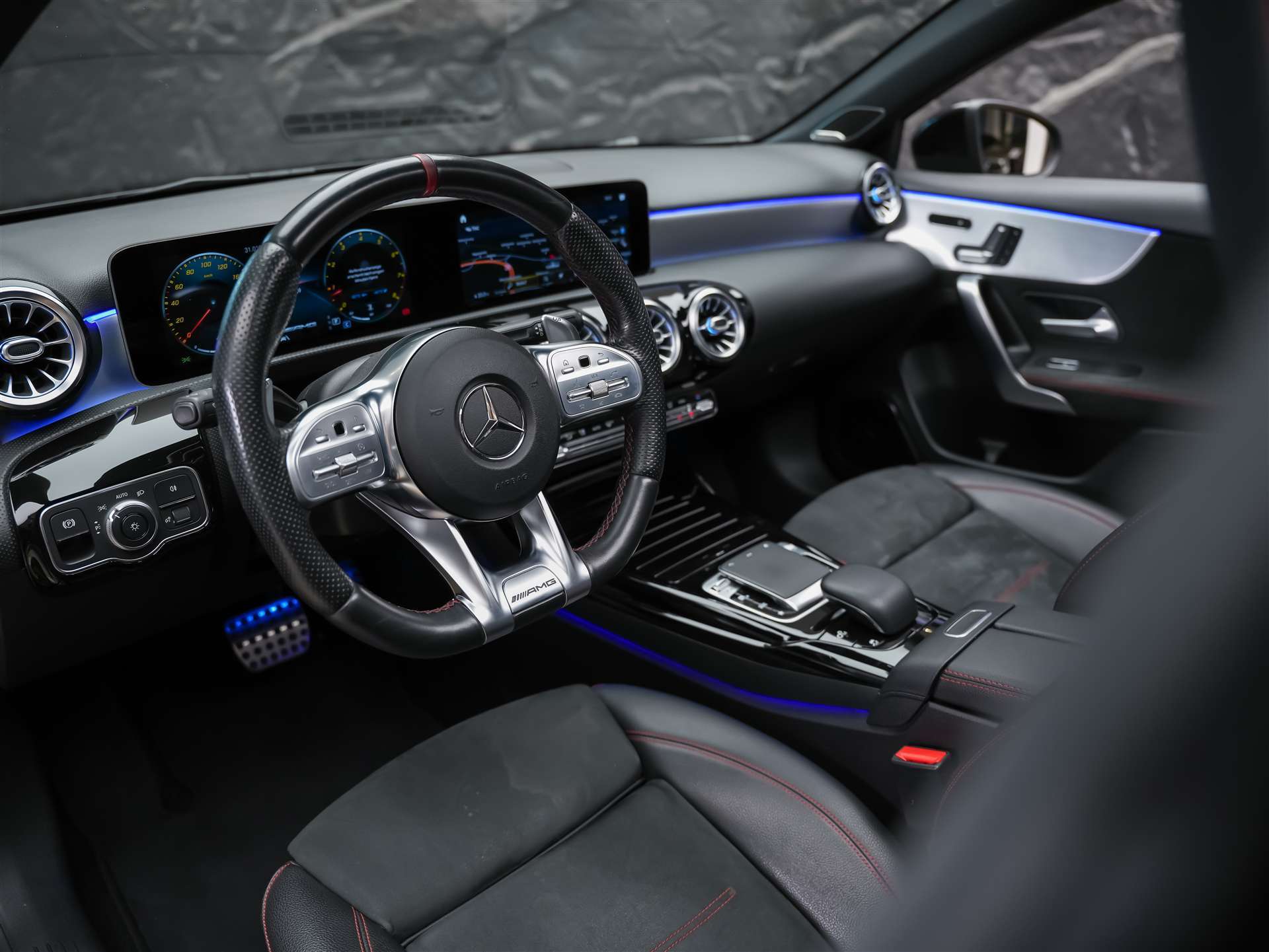 MERCEDES-BENZ A 35 AMG 4Matic Speedshift *CH -Fahrzeug*Panorama*Burmester*El. Sitze mit Memory*-image-8