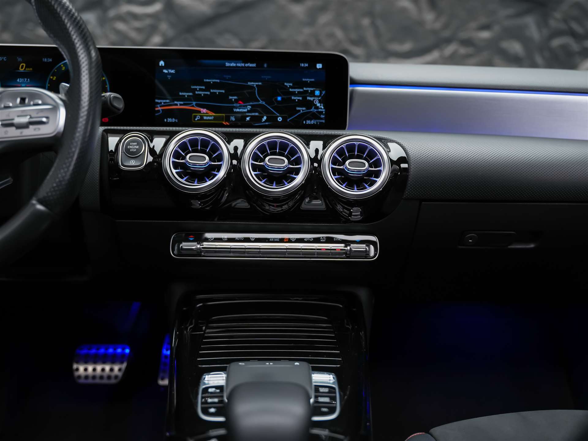 MERCEDES-BENZ A 35 AMG 4Matic Speedshift *CH -Fahrzeug*Panorama*Burmester*El. Sitze mit Memory*-image-20