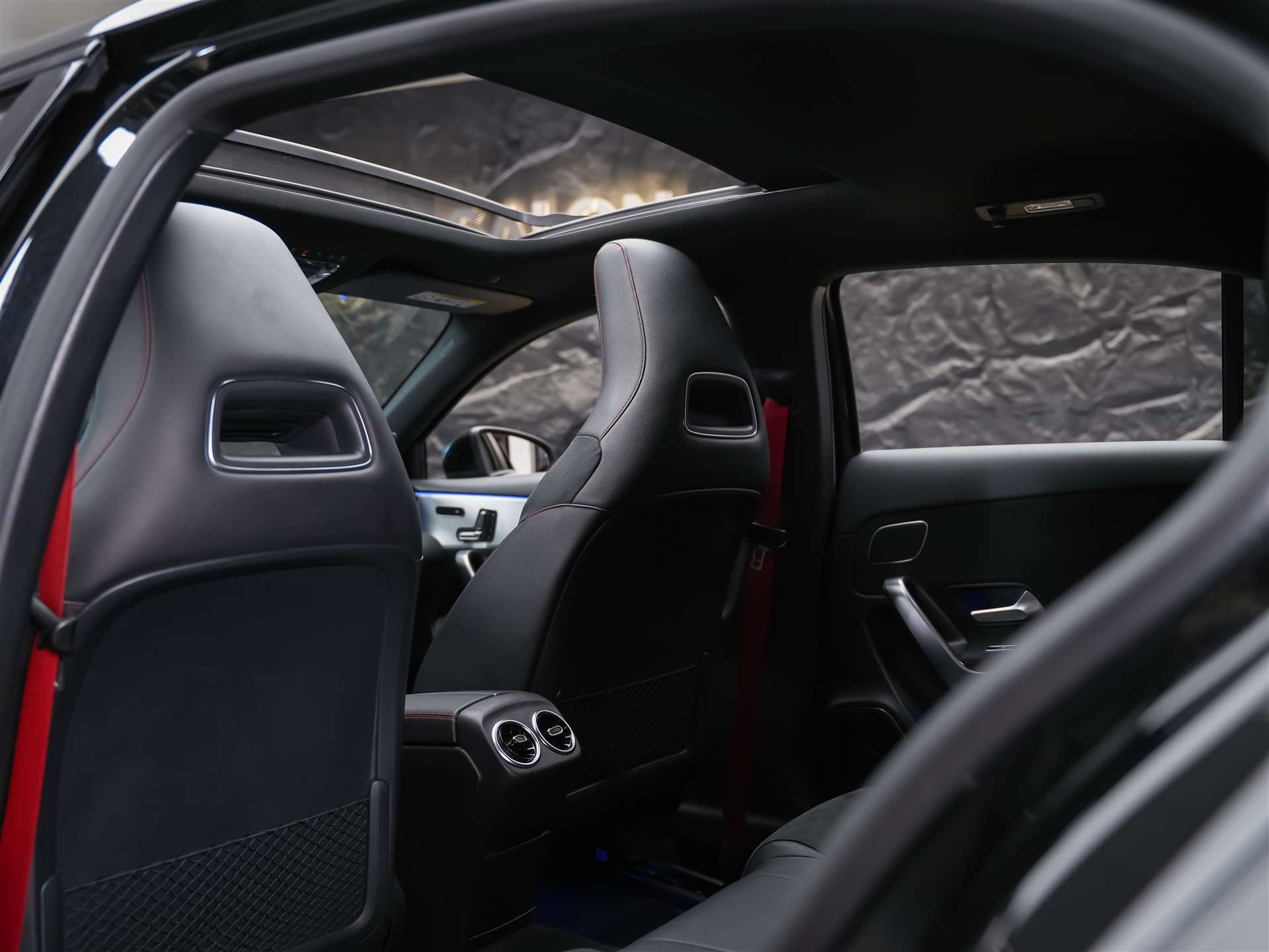 MERCEDES-BENZ A 35 AMG 4Matic Speedshift *CH -Fahrzeug*Panorama*Burmester*El. Sitze mit Memory*-image-11