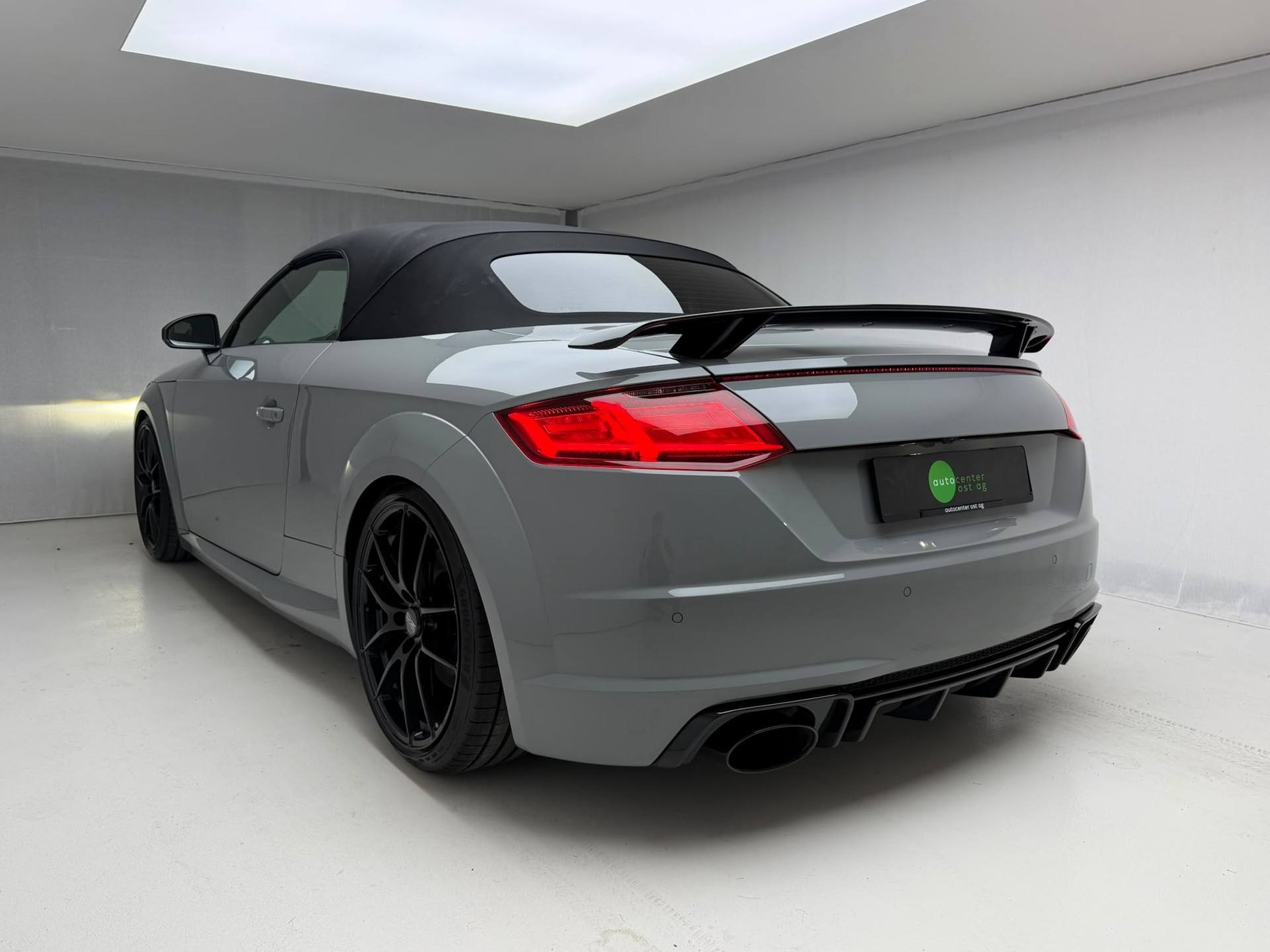 AUDI TT RS Roadster 2.5 TFSI quattro S-tronic-showroom-element-3