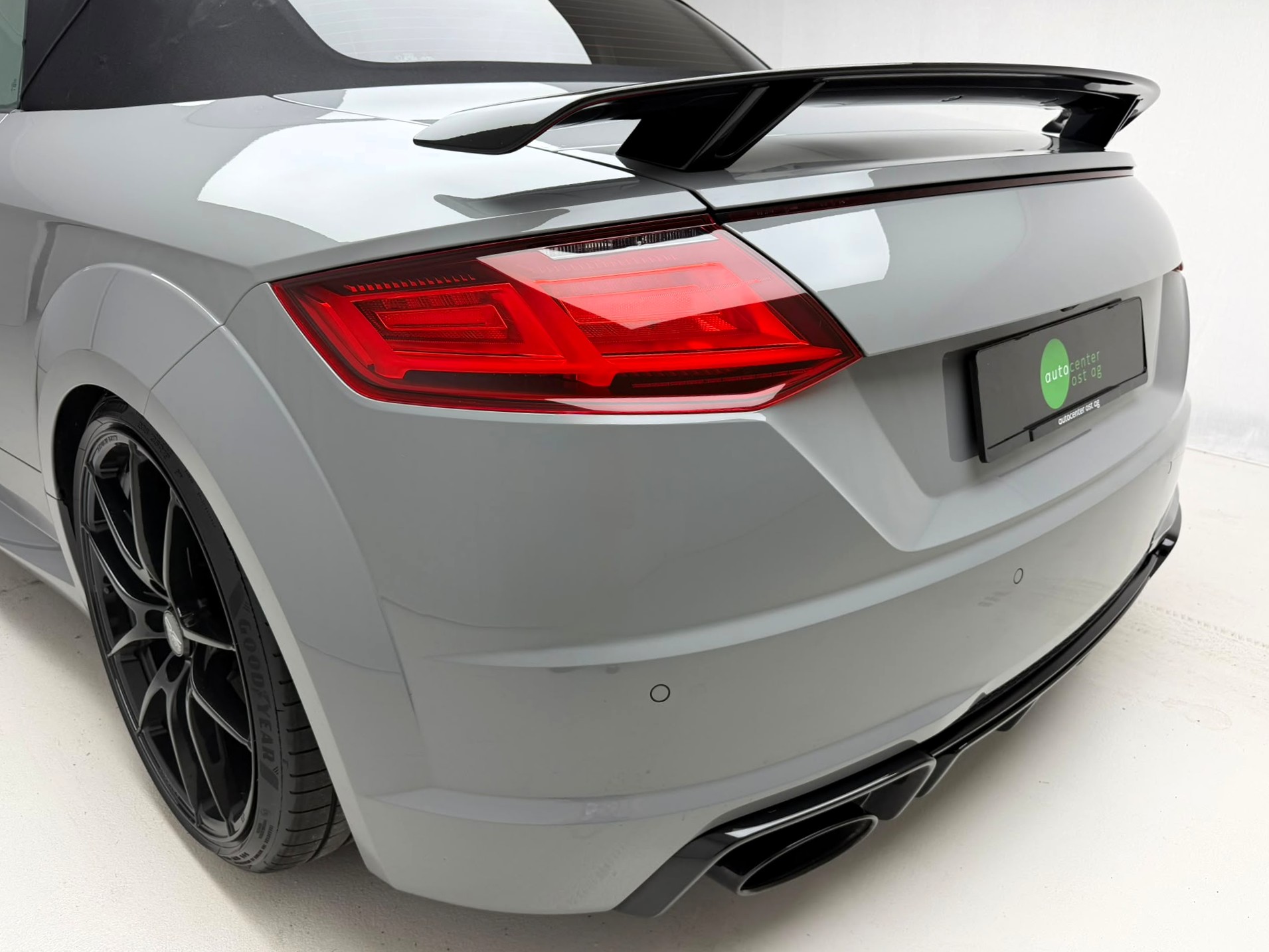AUDI TT RS Roadster 2.5 TFSI quattro S-tronic-image-11