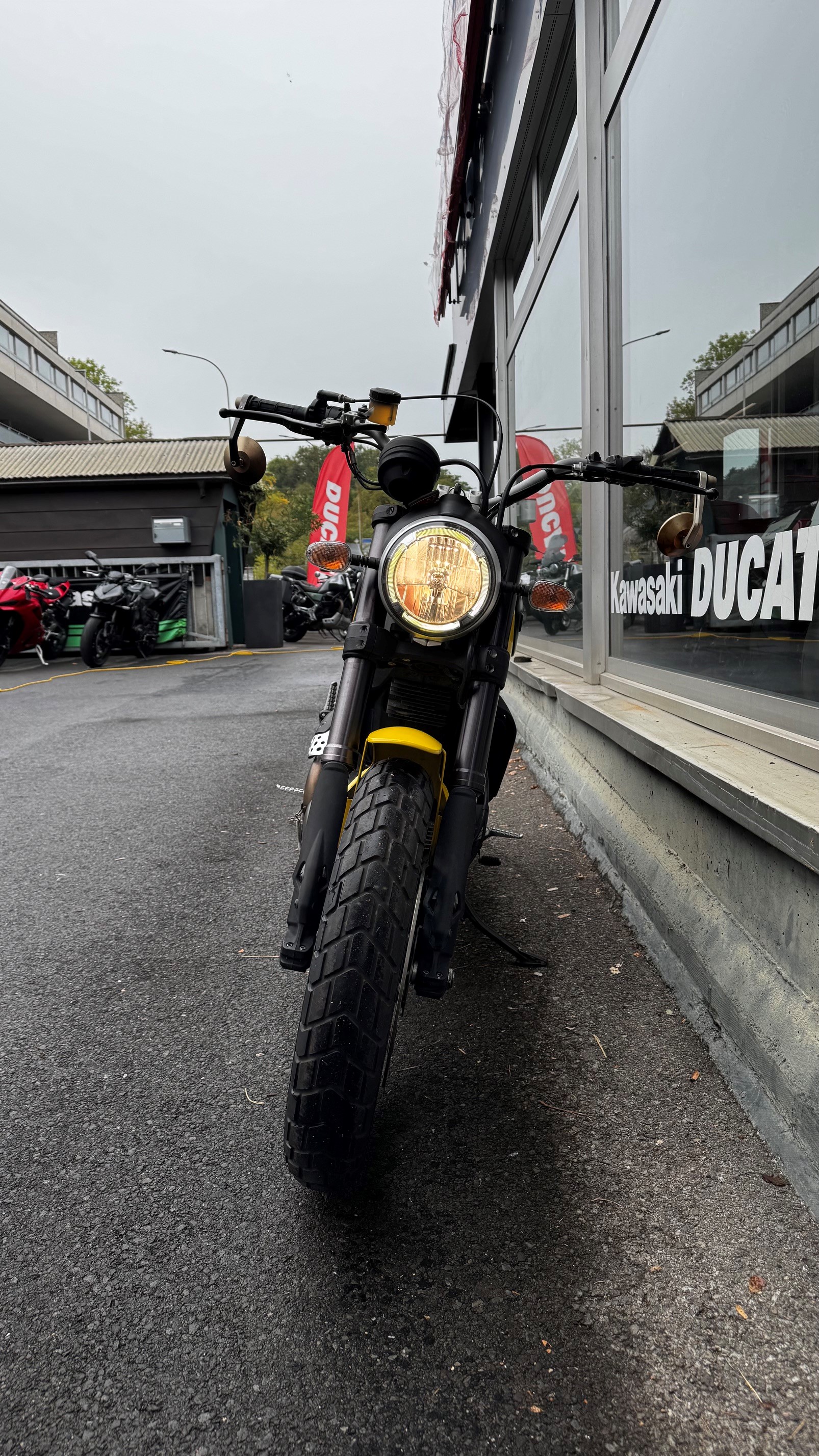 DUCATI SCRAMBLER icon-showroom-element-2