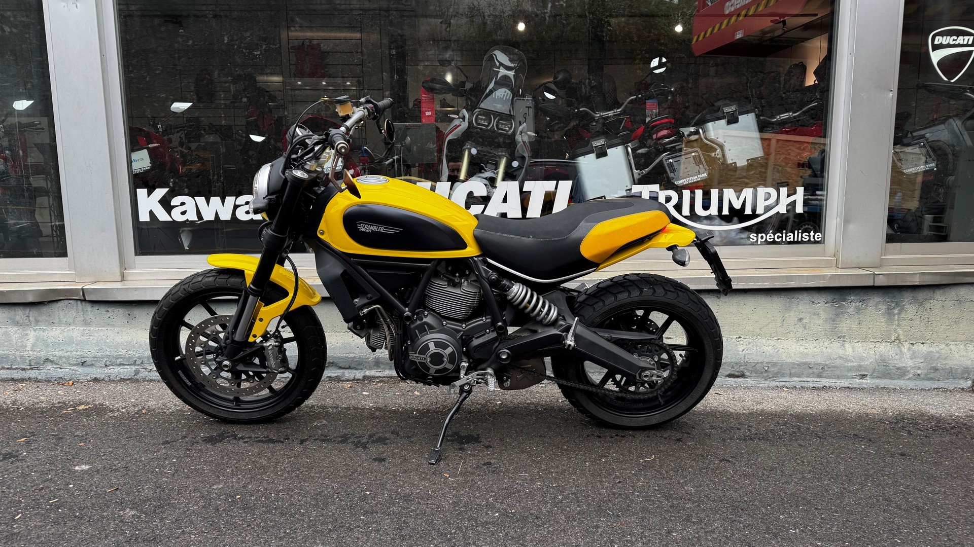 DUCATI SCRAMBLER icon-showroom-element-1