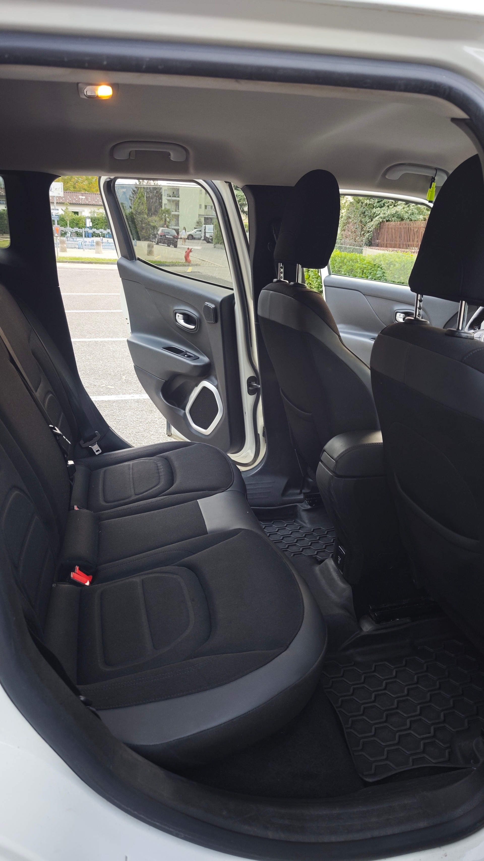 JEEP Renegade 2.0 CRD Limited AWD + Low Range 9ATX-image-9