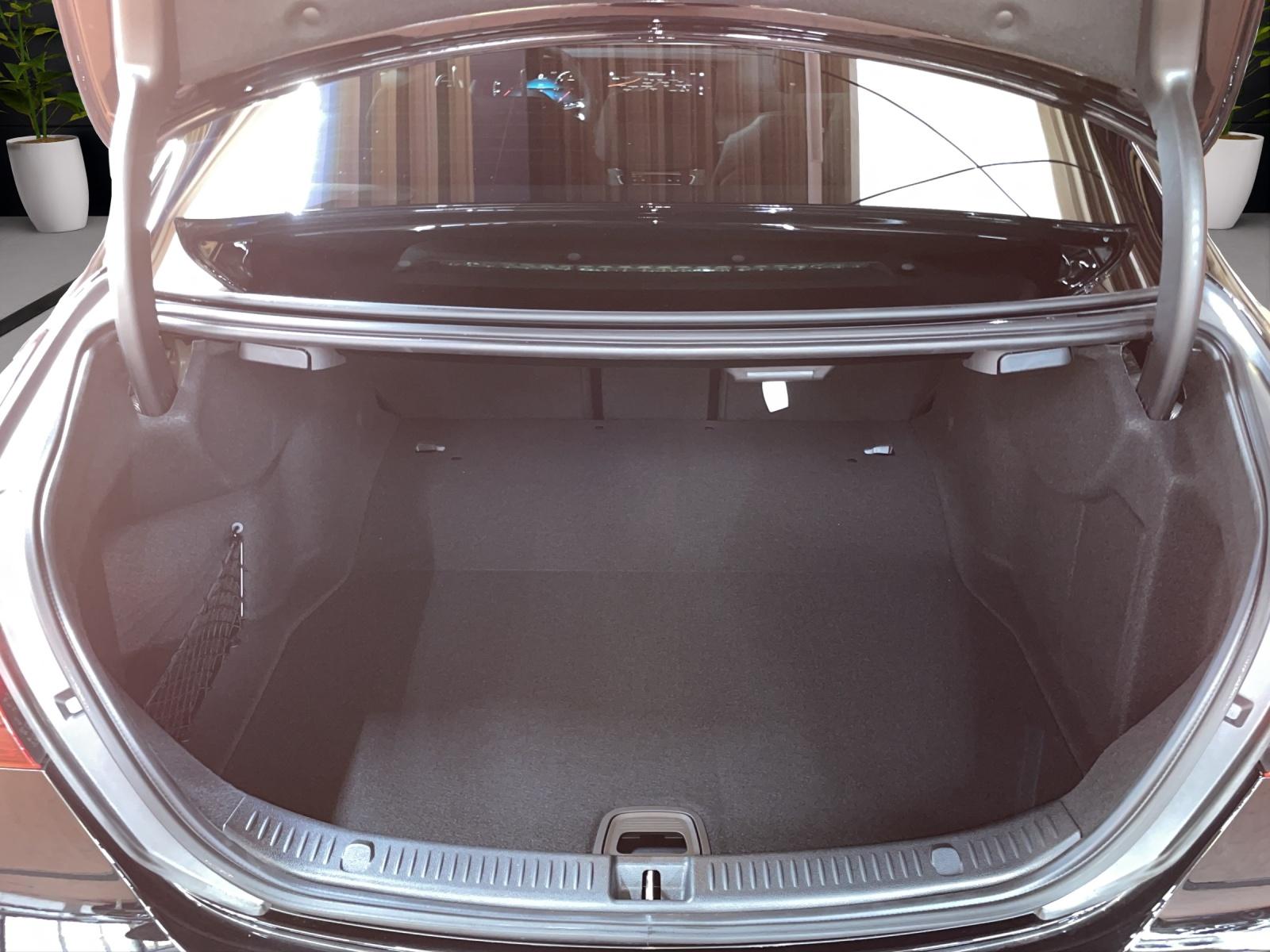MERCEDES-BENZ E 220 d 4MATIC Swiss Star Limousine AMG Line-image-8