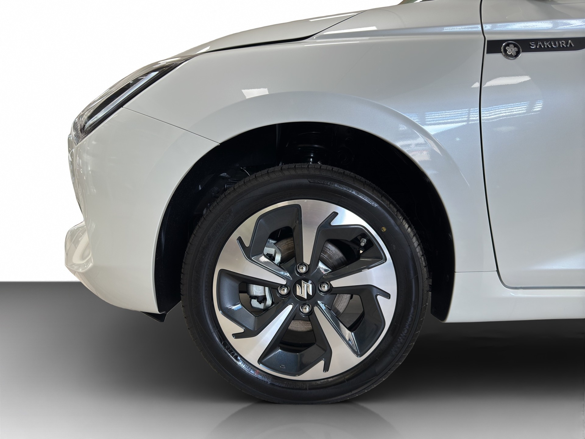 SUZUKI Swift 1.2 Sakura Top Hybrid 4x4-image-1