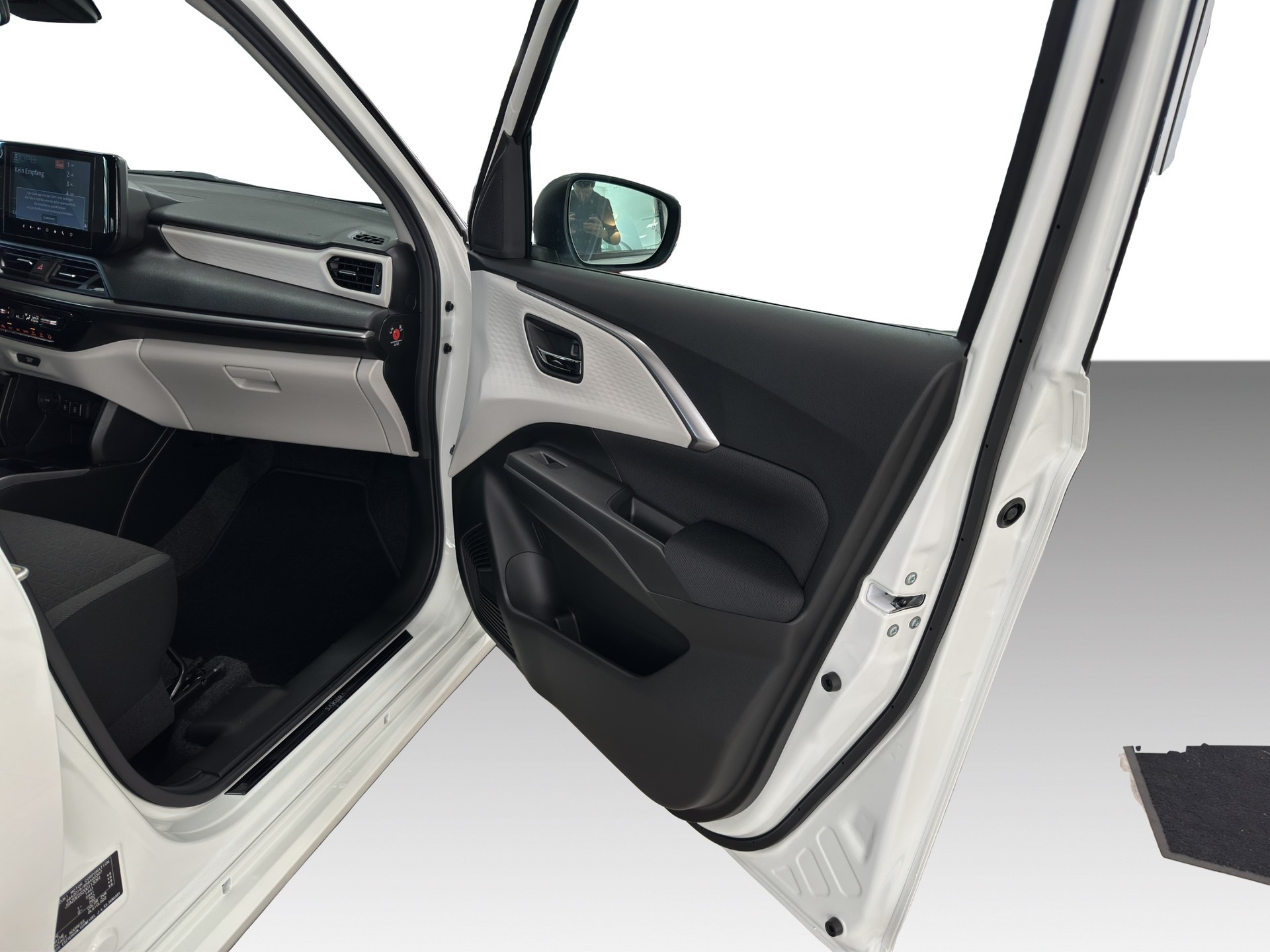 SUZUKI Swift 1.2 Sakura Top Hybrid 4x4-image-6