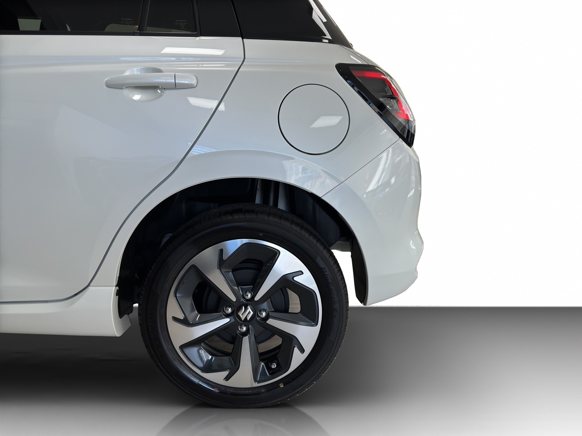 SUZUKI Swift 1.2 Sakura Top Hybrid 4x4-image-15