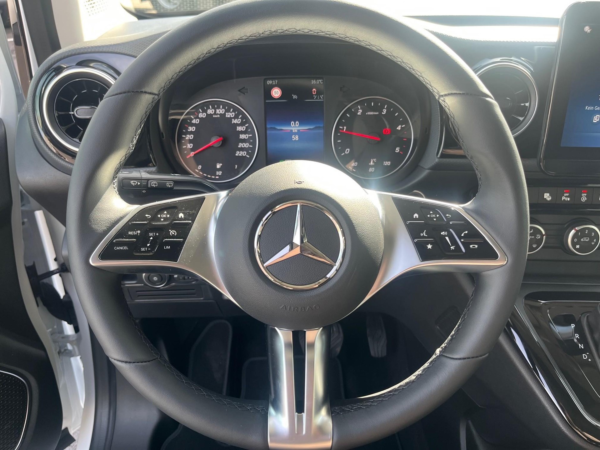 MERCEDES-BENZ 180 d Style Van S-image-11