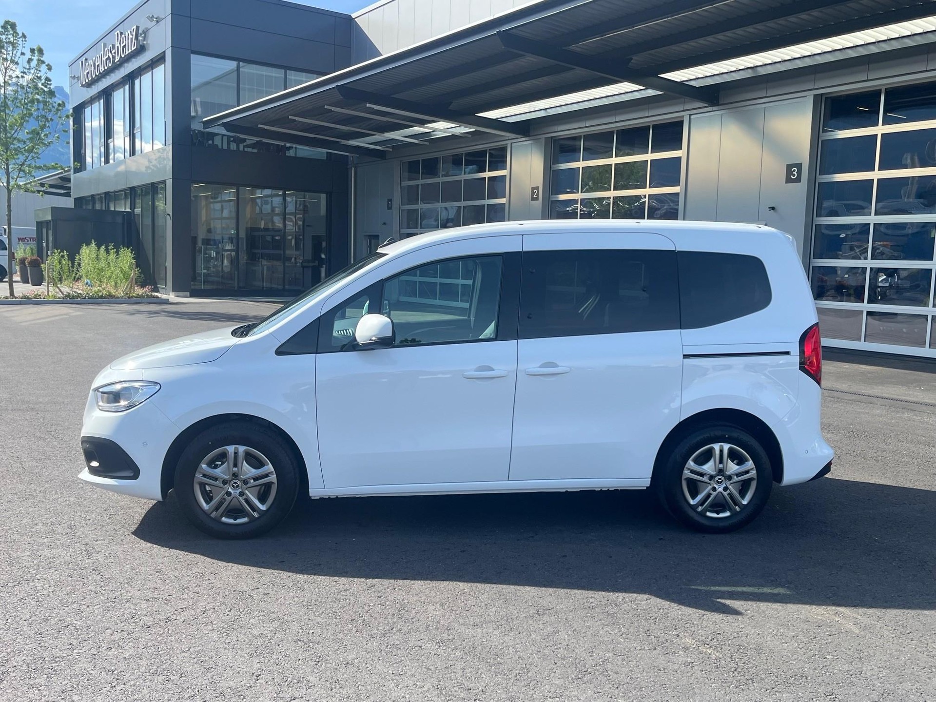 MERCEDES-BENZ 180 d Style Van S-showroom-element-3
