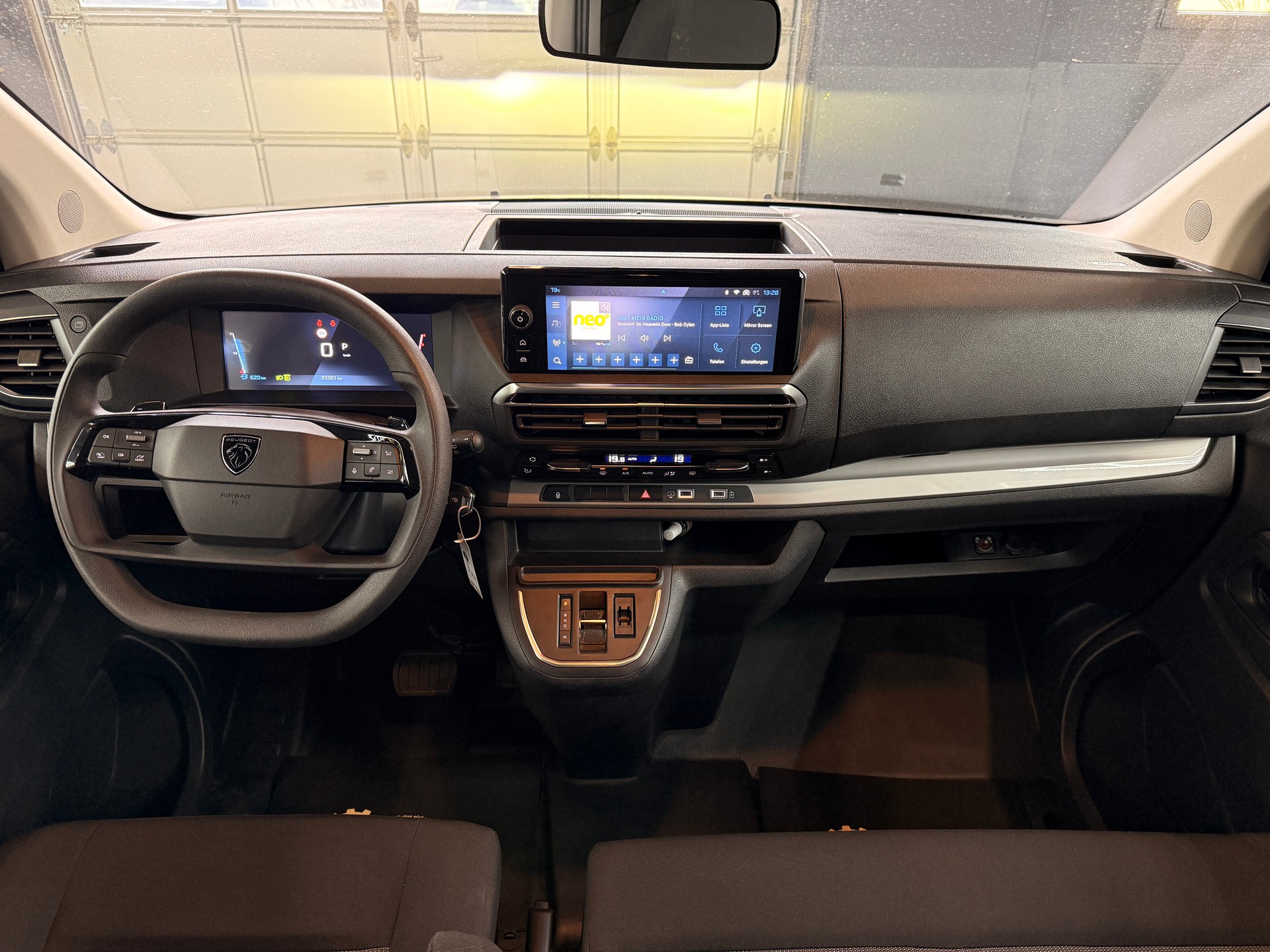 PEUGEOT Traveller 2.0 BlueHDi Business Long EAT8-image-12