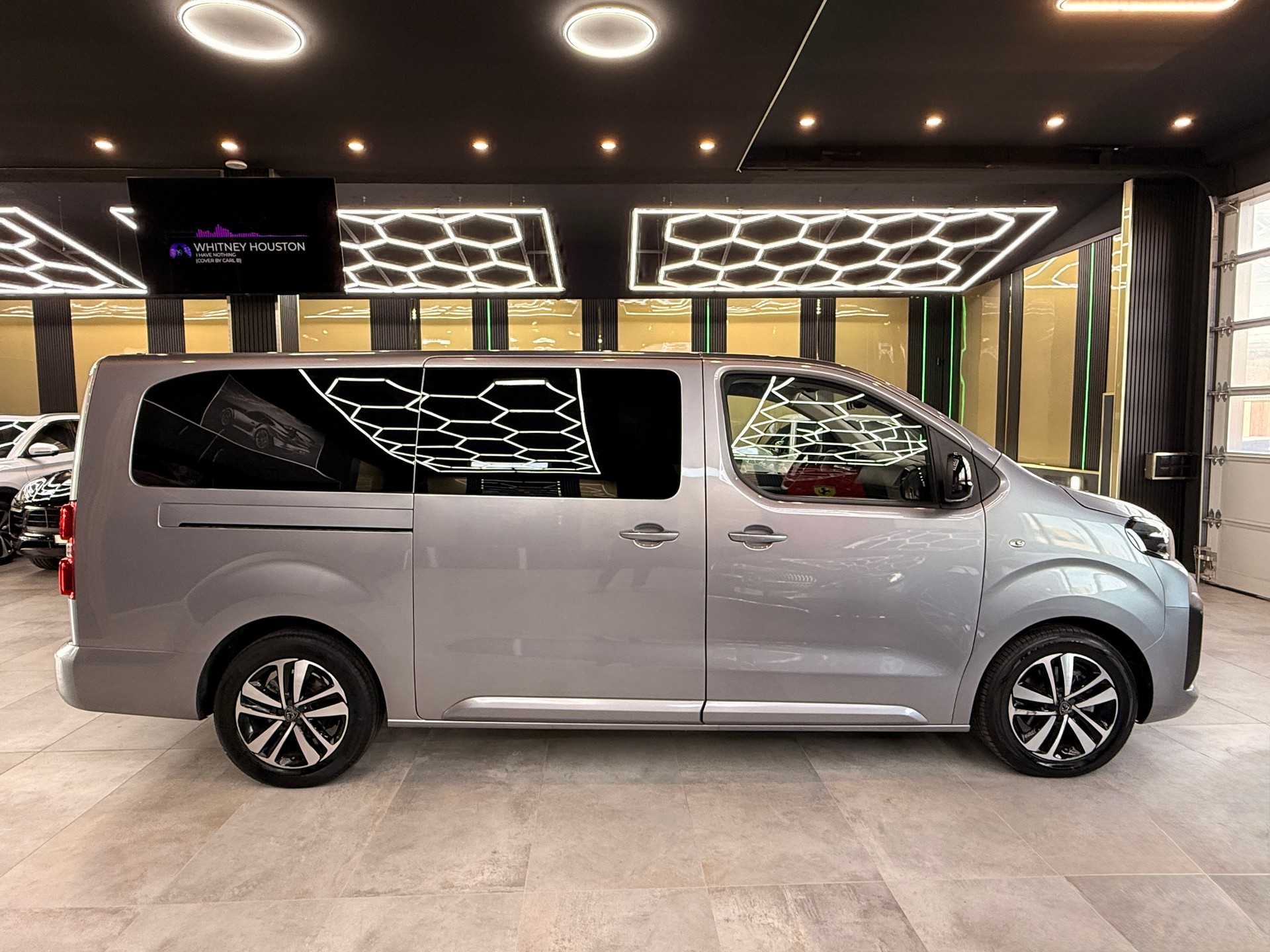 PEUGEOT Traveller 2.0 BlueHDi Business Long EAT8-showroom-element-3