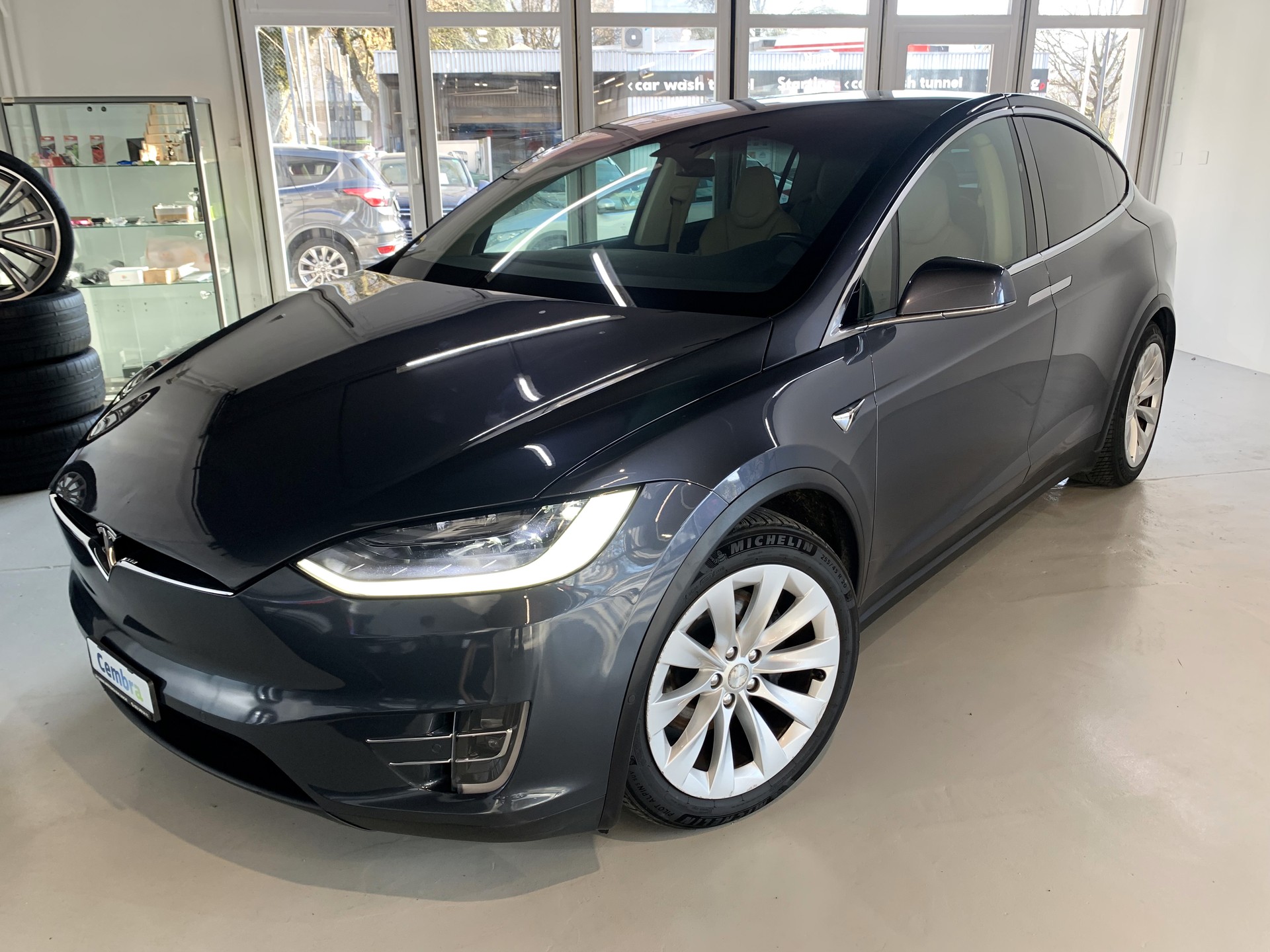 TESLA Model X 100 D-showroom-element-1