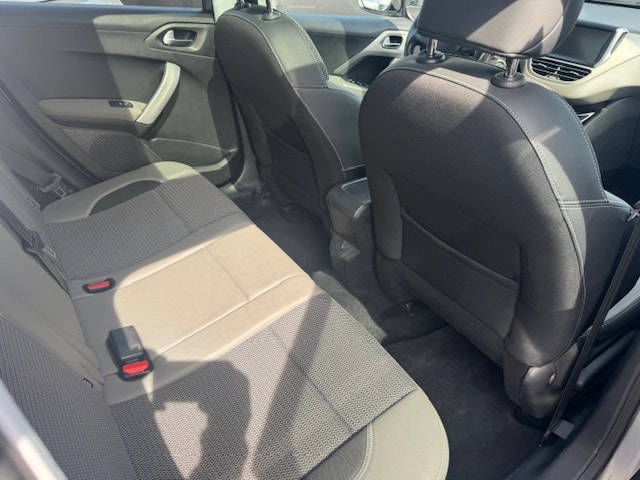 PEUGEOT 2008 1.2 PureTech Allure EAT6-image-5