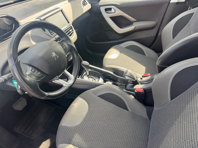 PEUGEOT 2008 1.2 PureTech Allure EAT6-image-4
