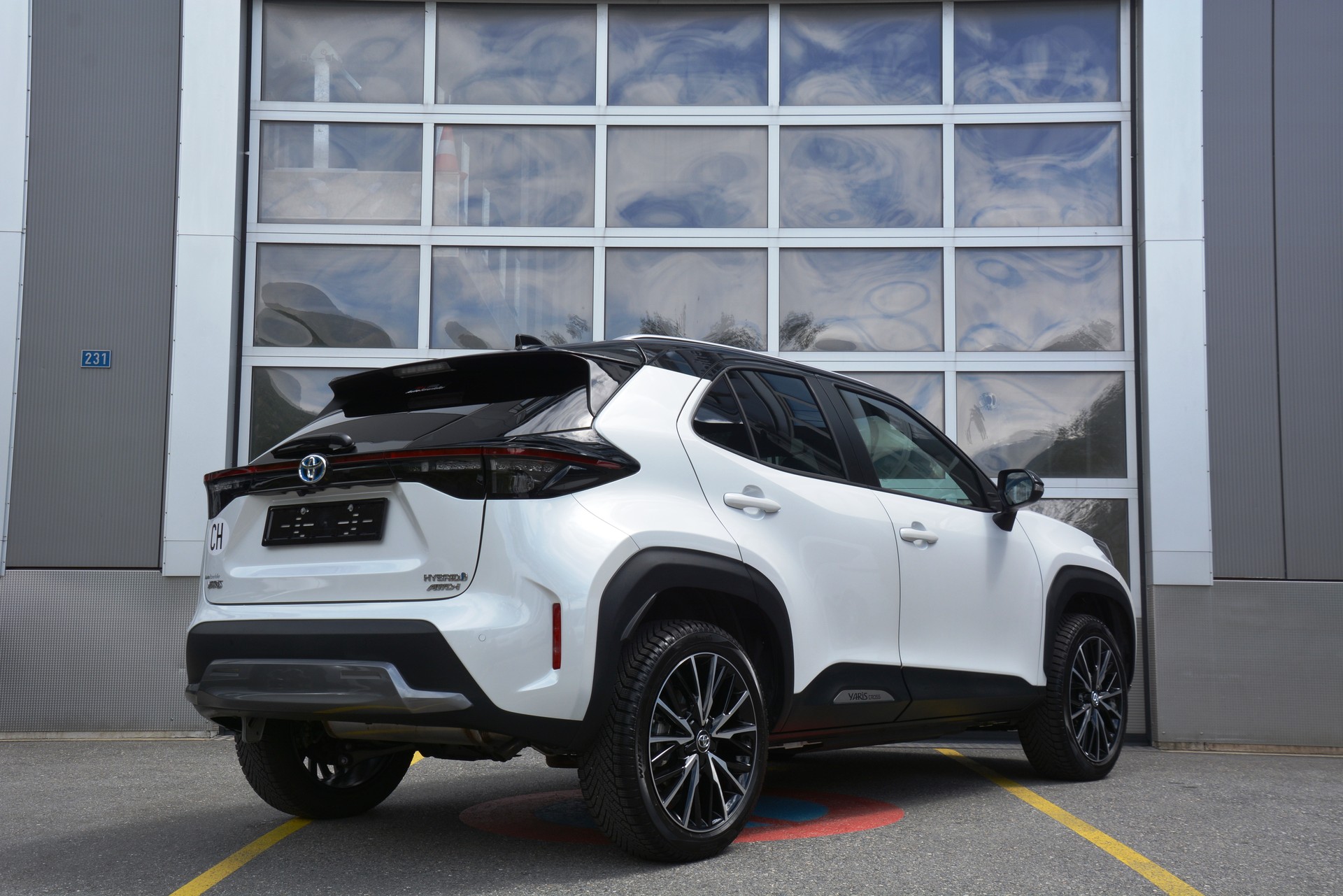 TOYOTA Yaris Cross 1.5 Adventure e-CVT AWDi-image-1