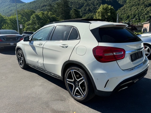 MERCEDES-BENZ GLA 200 AMG Line 7G-DCT-image-5
