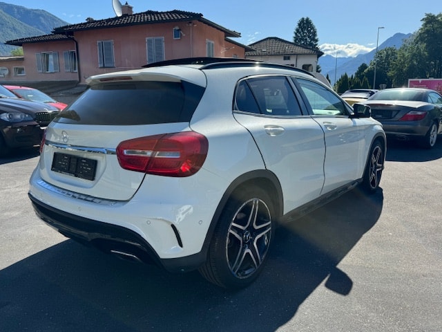 MERCEDES-BENZ GLA 200 AMG Line 7G-DCT-image-4