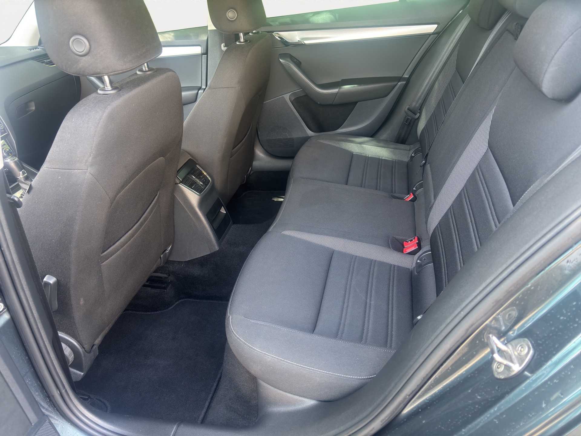 SKODA Octavia Combi 1.6 TDI Ambition DSG-image-12
