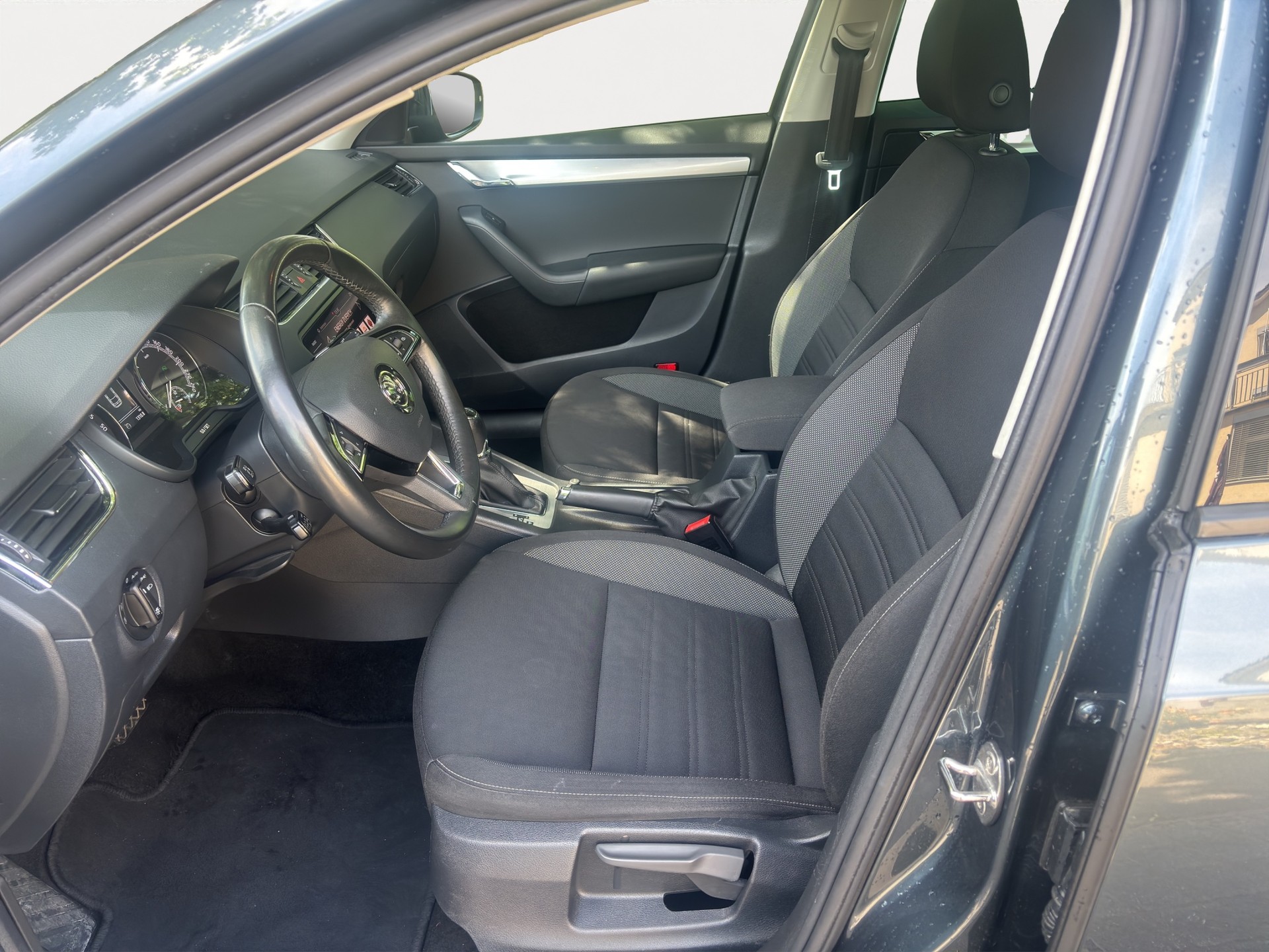 SKODA Octavia Combi 1.6 TDI Ambition DSG-image-8