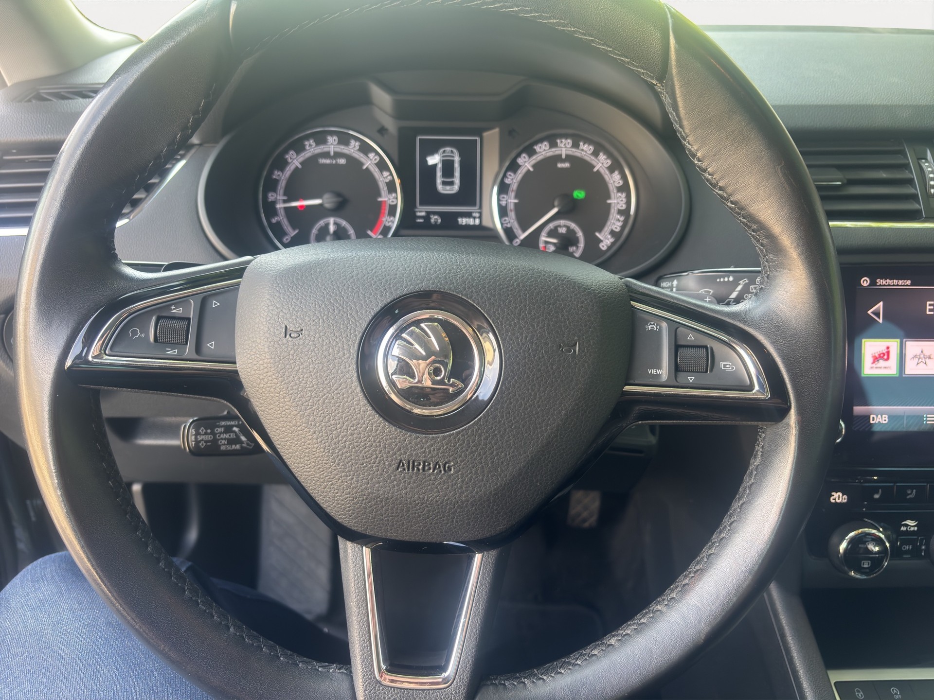 SKODA Octavia Combi 1.6 TDI Ambition DSG-image-9