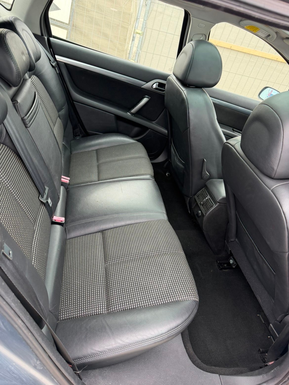 PEUGEOT 407 2.0 HDI Confort Automatic-image-8