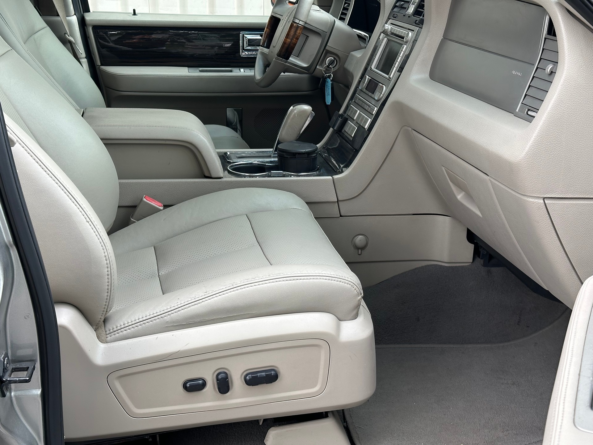 LINCOLN Navigator-image-9